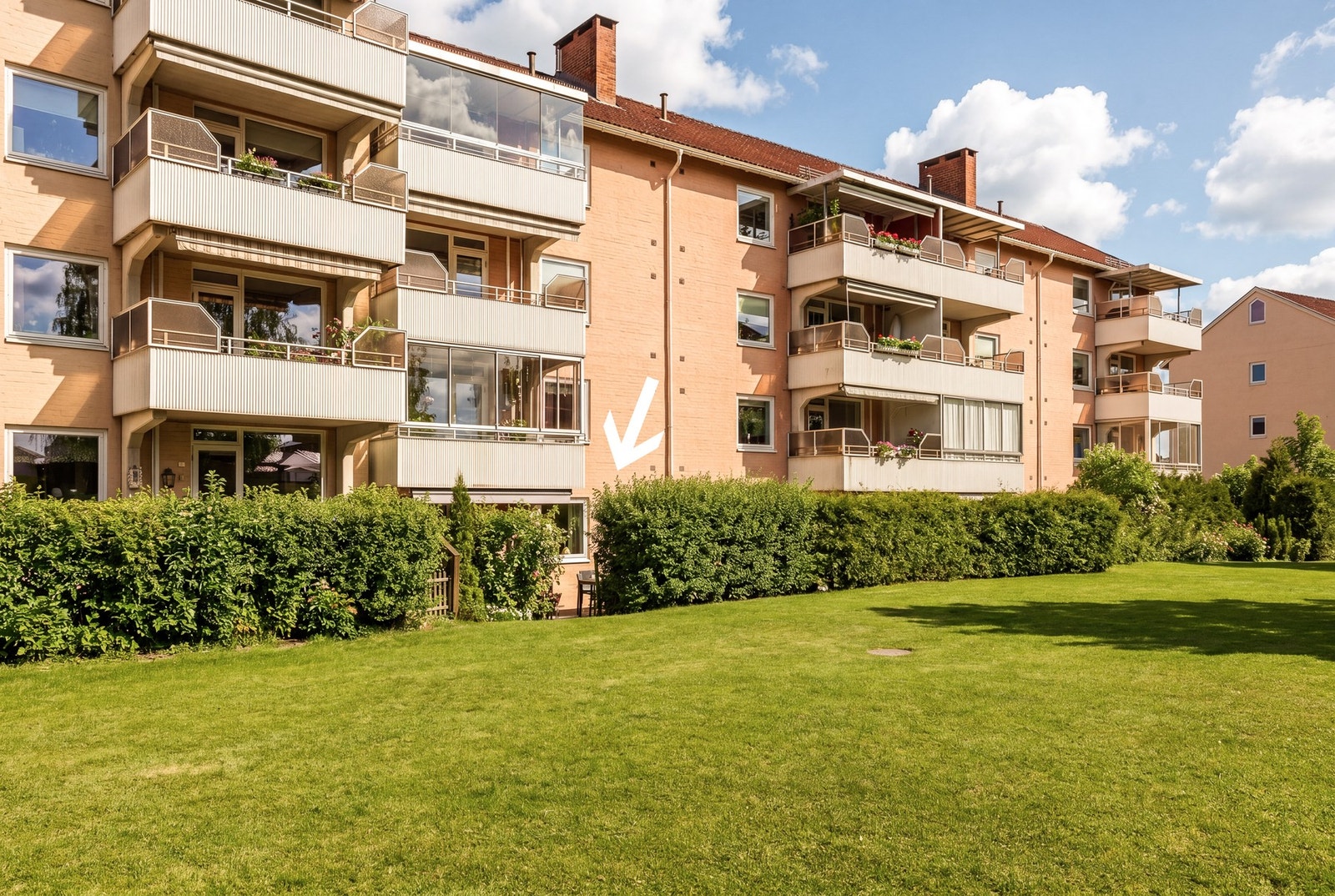 Gamlehagen 5 er en stilren og gjennomført 3-roms i første etasje, med solrik og skjermet terrasse og port ut til felles grøntareal. Galleribilde
