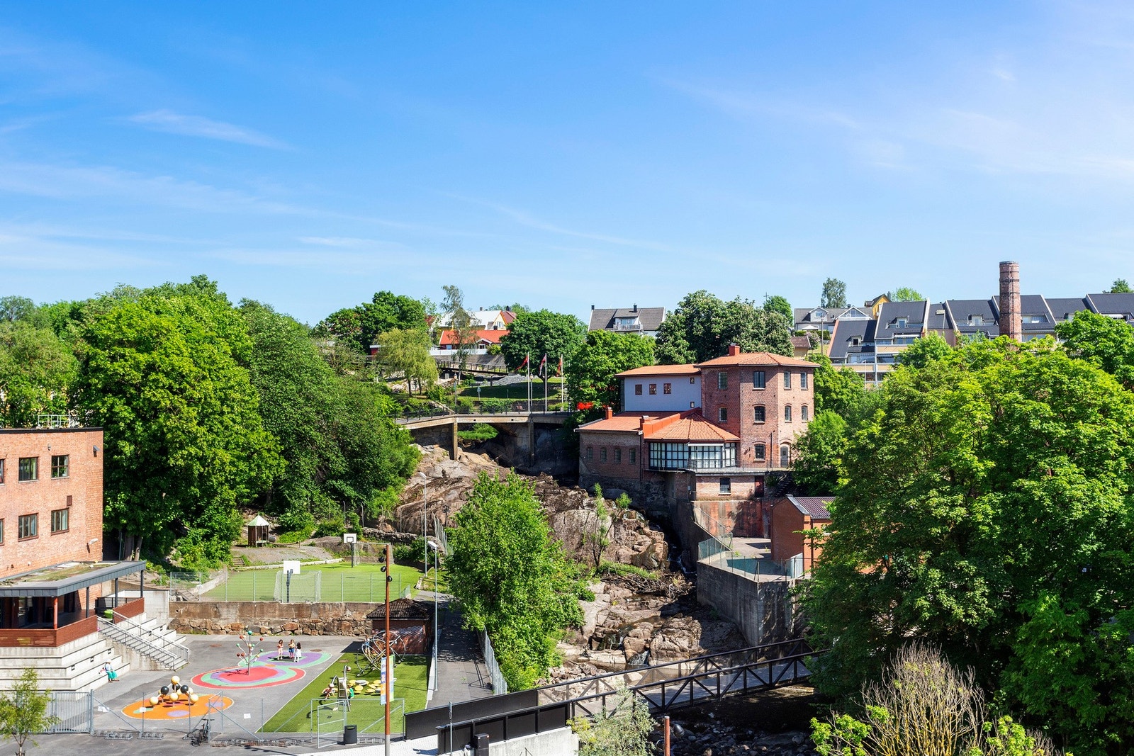 Fra leiligheten er det kort vei ned til bruen som knytter Moss til Verket, et av Moss' største byutviklingsområder (Foto: Jon Martin Austad) Galleribilde