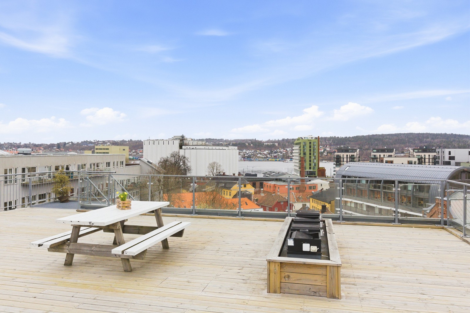 Sameiet har felles takterrasse med gode solforhold og flott utsikt utover byen (Foto: Jon Martin Austad) Galleribilde