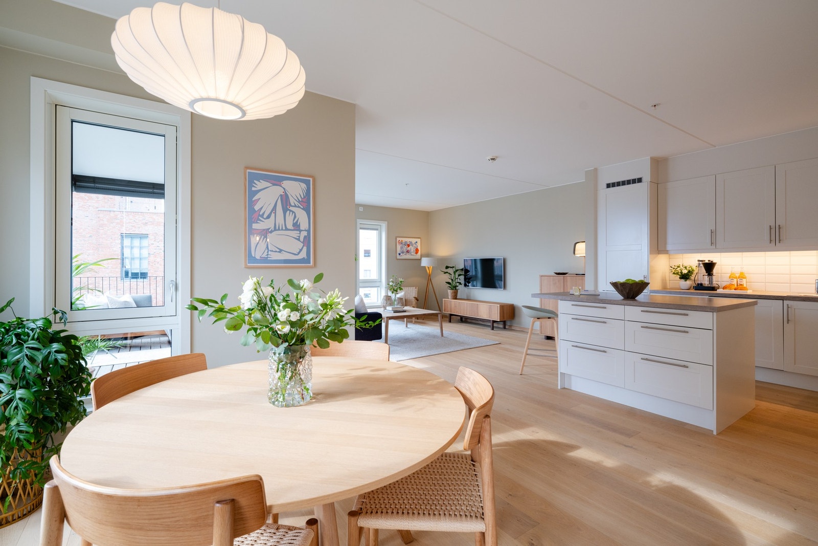 Lekker 1-stavsparkett på gulv og moderne fargevalg på vegger. Galleribilde