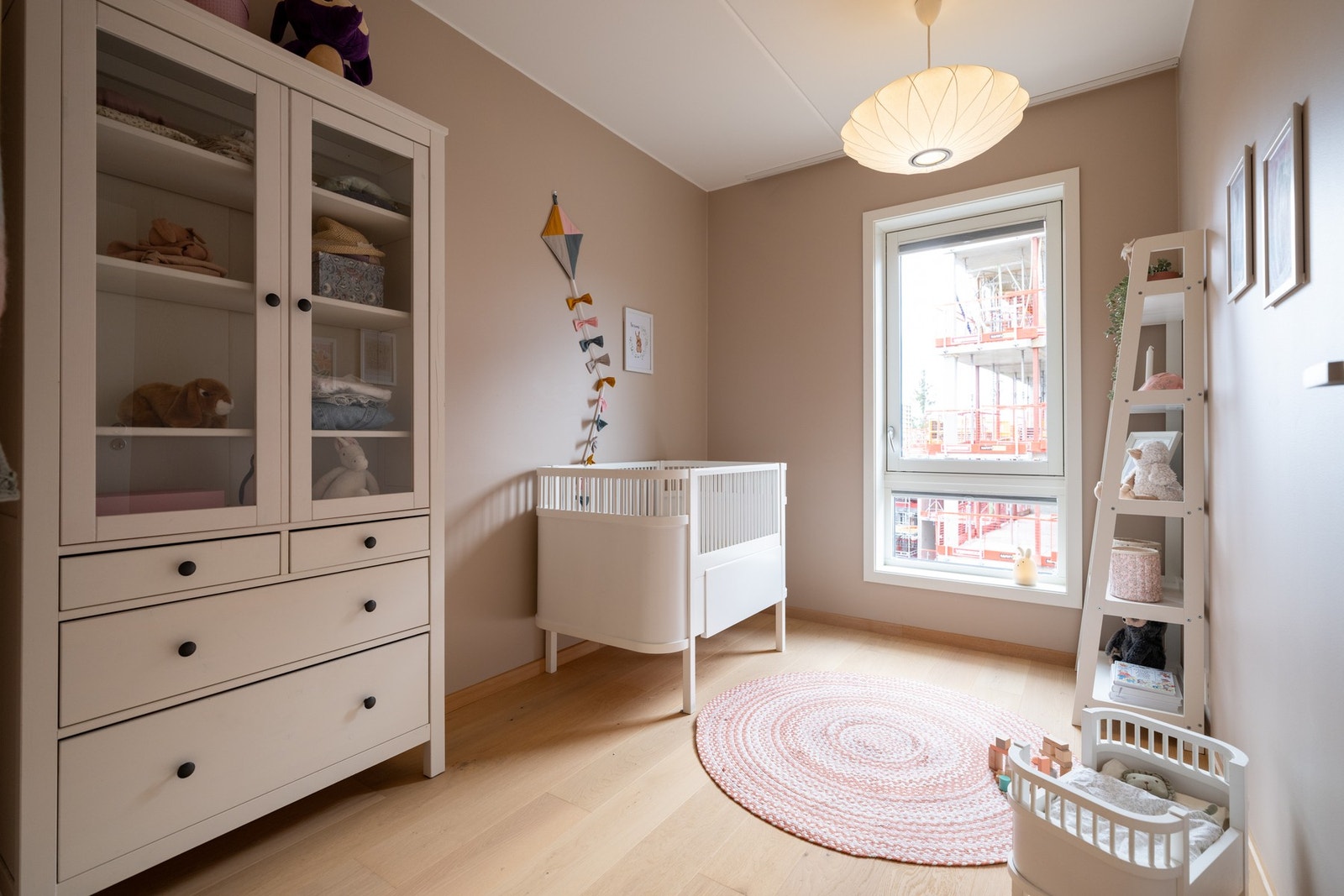Moderne fargevalg på vegger og 1-stavs parkett på gulv. Galleribilde