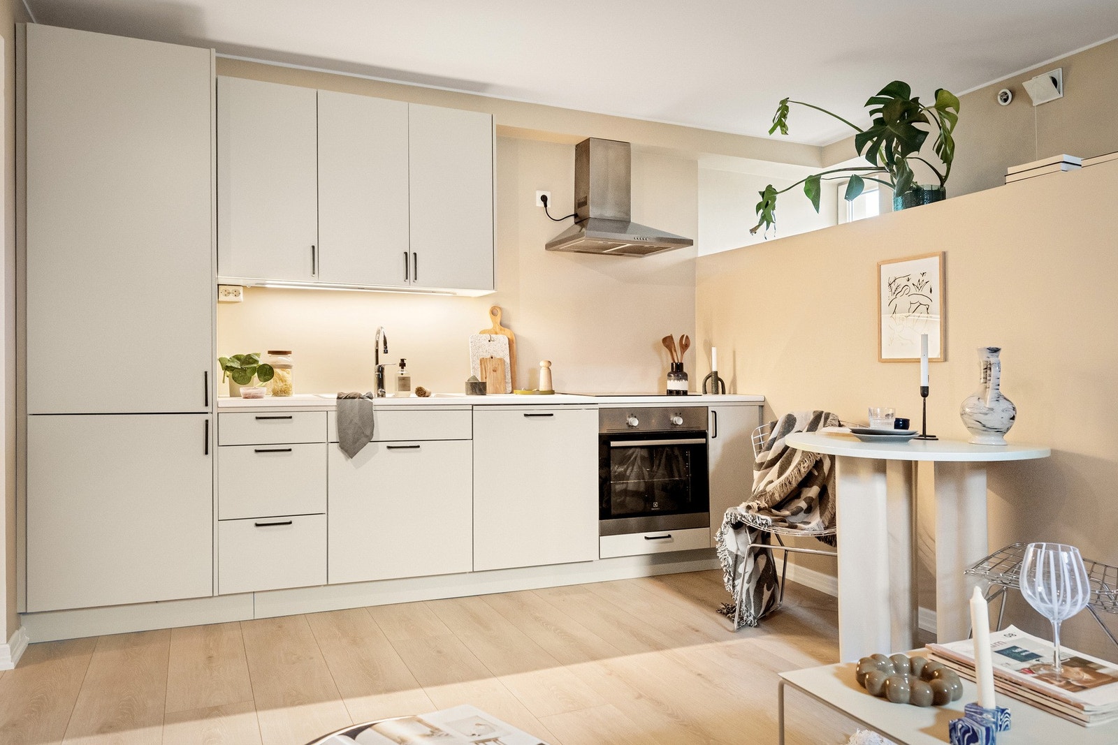 Kjøkkenet har lyse, glatte fronter og laminat benkeplate med innfelt oppvaskkum i rustfritt stål. Galleribilde
