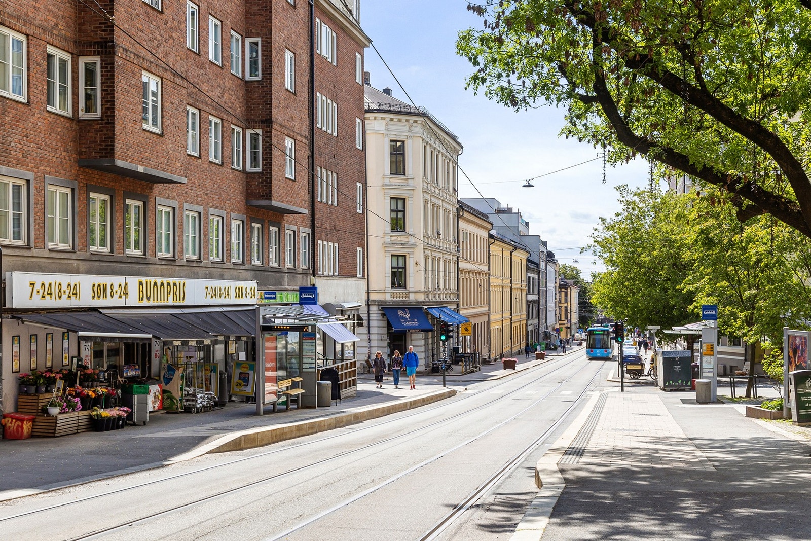Det er flere butikker i umiddelbar nærhet, som Coop Ekstra, Coop Mega og Kiwi. Det er også mange søndagsåpne butikker i nærheten. Galleribilde