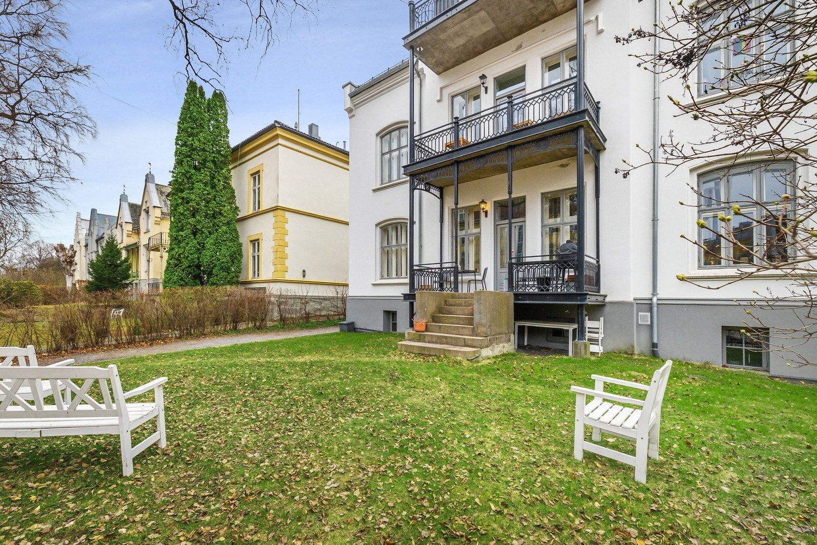 Bakgården er pent opparbeidet med en fin gressplen og hyggelige felles sittegrupper. Galleribilde