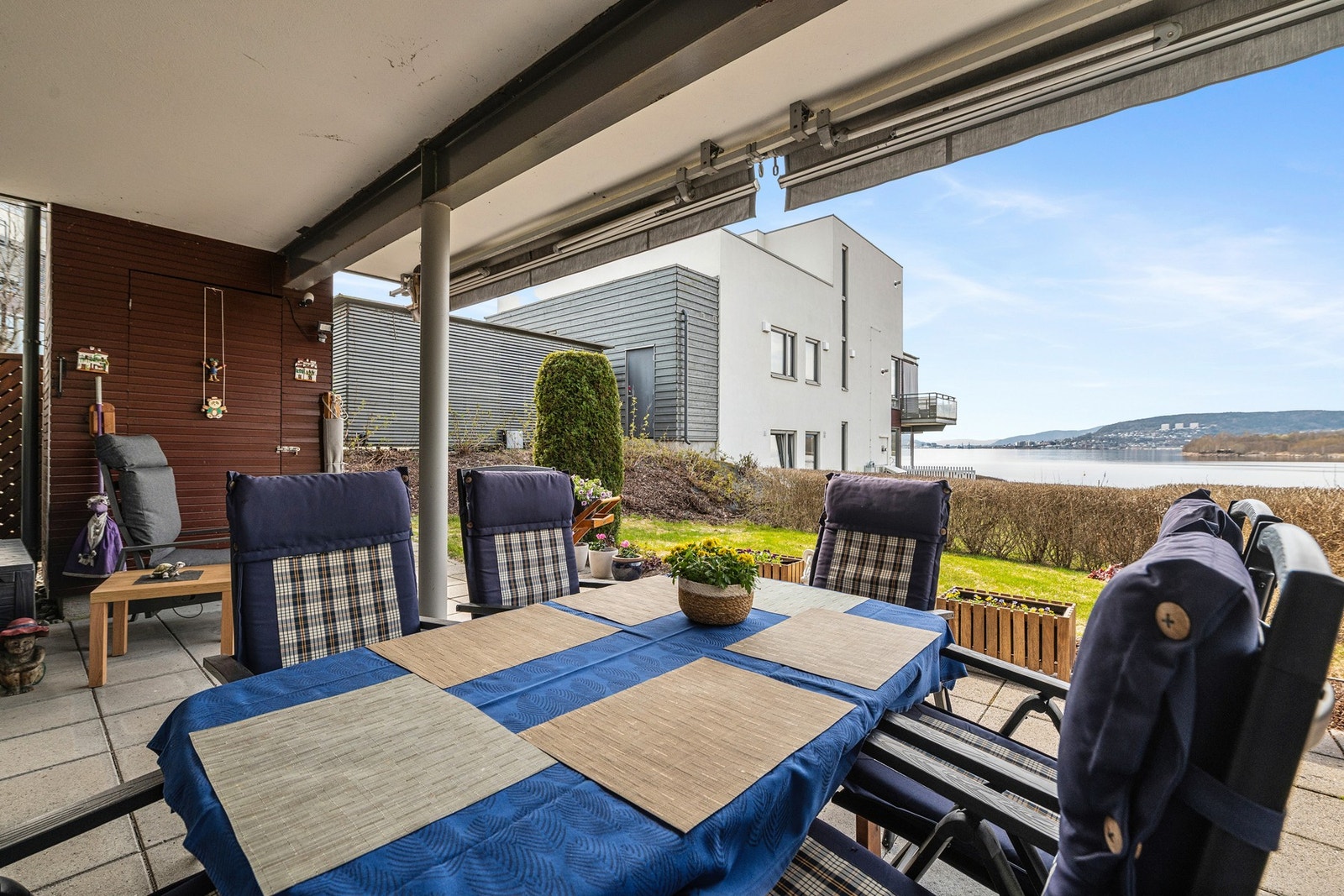 Flott og skjermet uteplass med god plass til både grill og utemøbler. Praktfull utsikt mot fjorden. Galleribilde