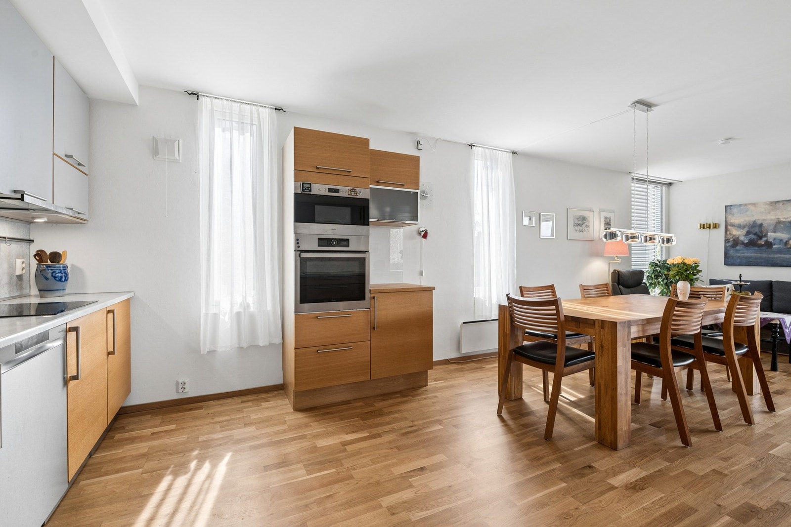 Lyst kjøkken med spiseplass og moderne innredning. Galleribilde