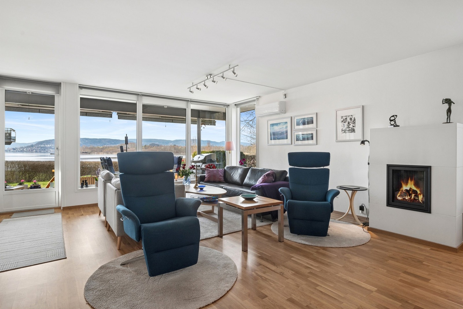 De store vindusflatene sørger for rikelig med lys inn i leiligheten. Galleribilde