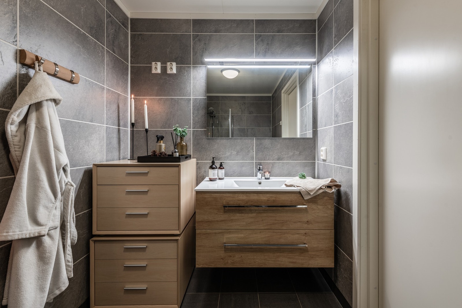 Badet er innredet med skuffeseksjon, dusjnisje og toalett. Galleribilde