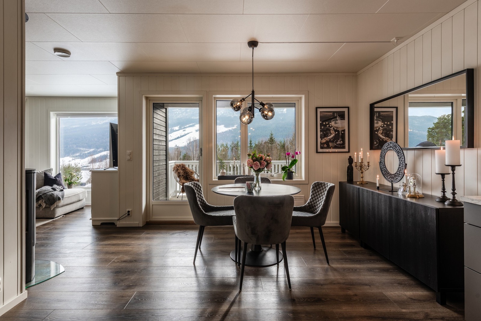 Fra spisestuen er det utgang til balkongen. Galleribilde