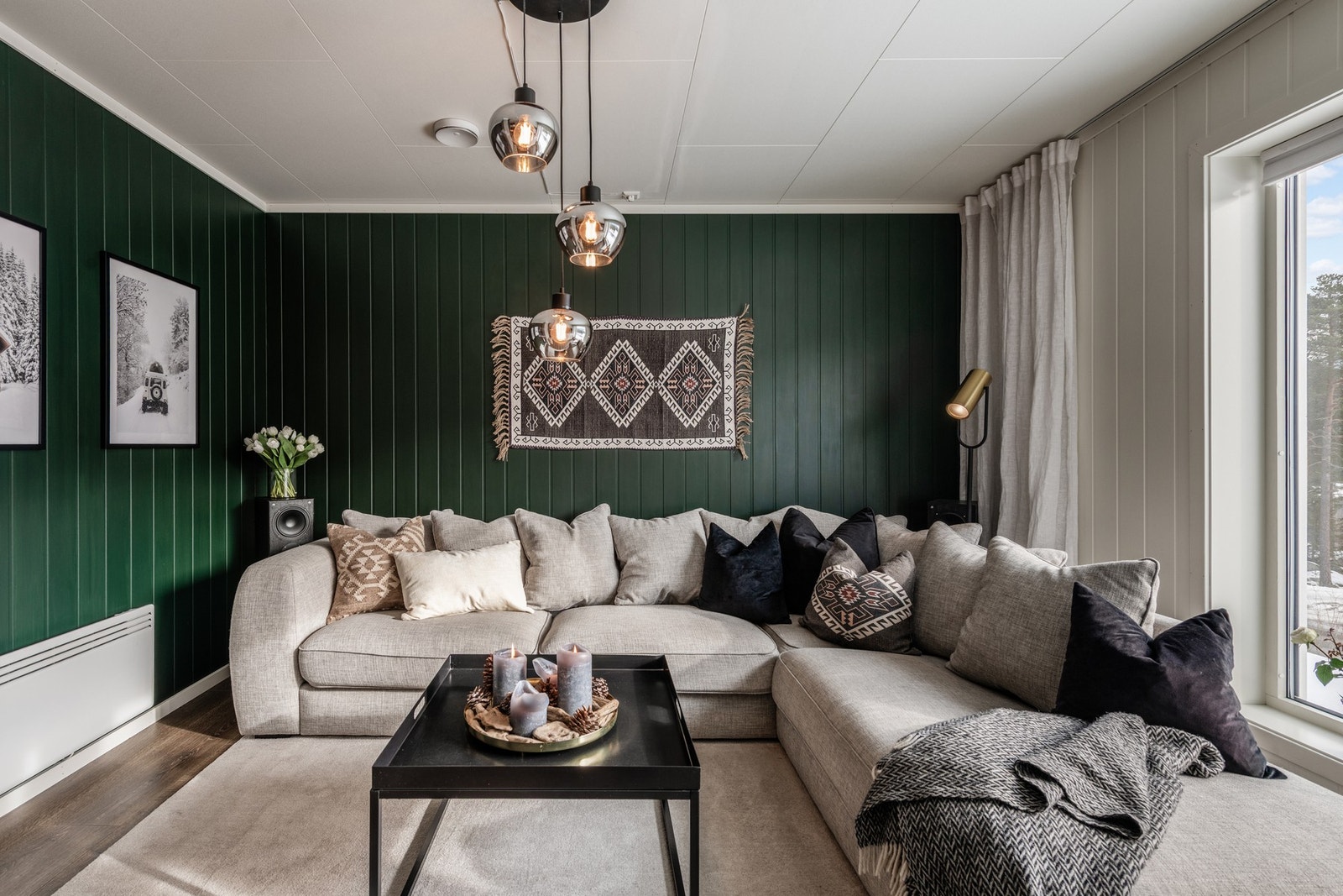 Stuen er malt i en lun og fin grønnfarge. Galleribilde