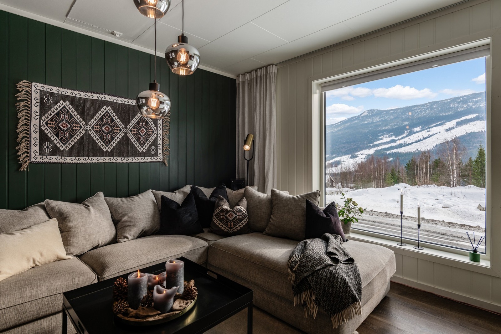 Store vindusflater gir naturlig lysinnslipp. Galleribilde