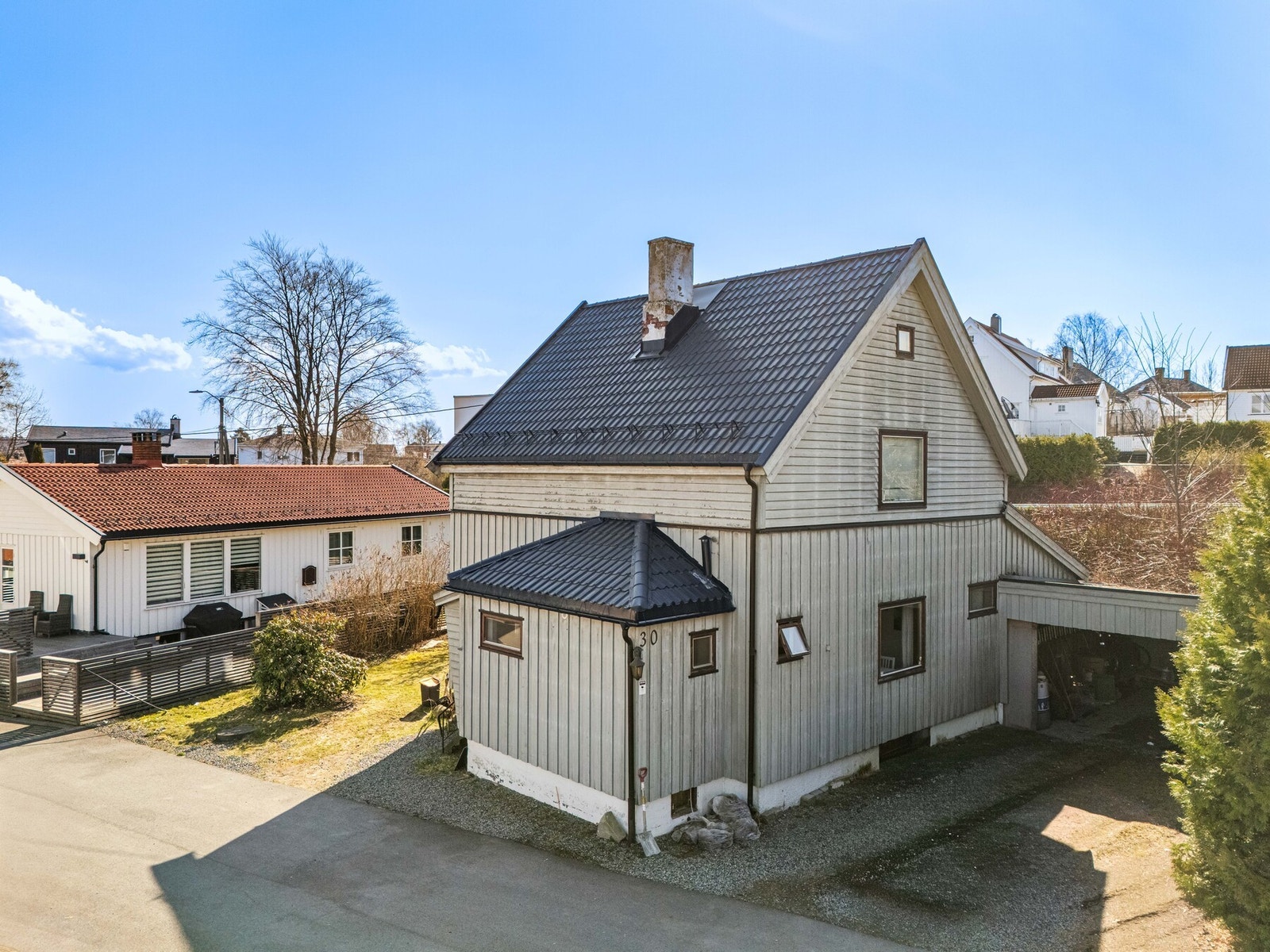 Parkering i carport og på gårdsplass. Galleribilde
