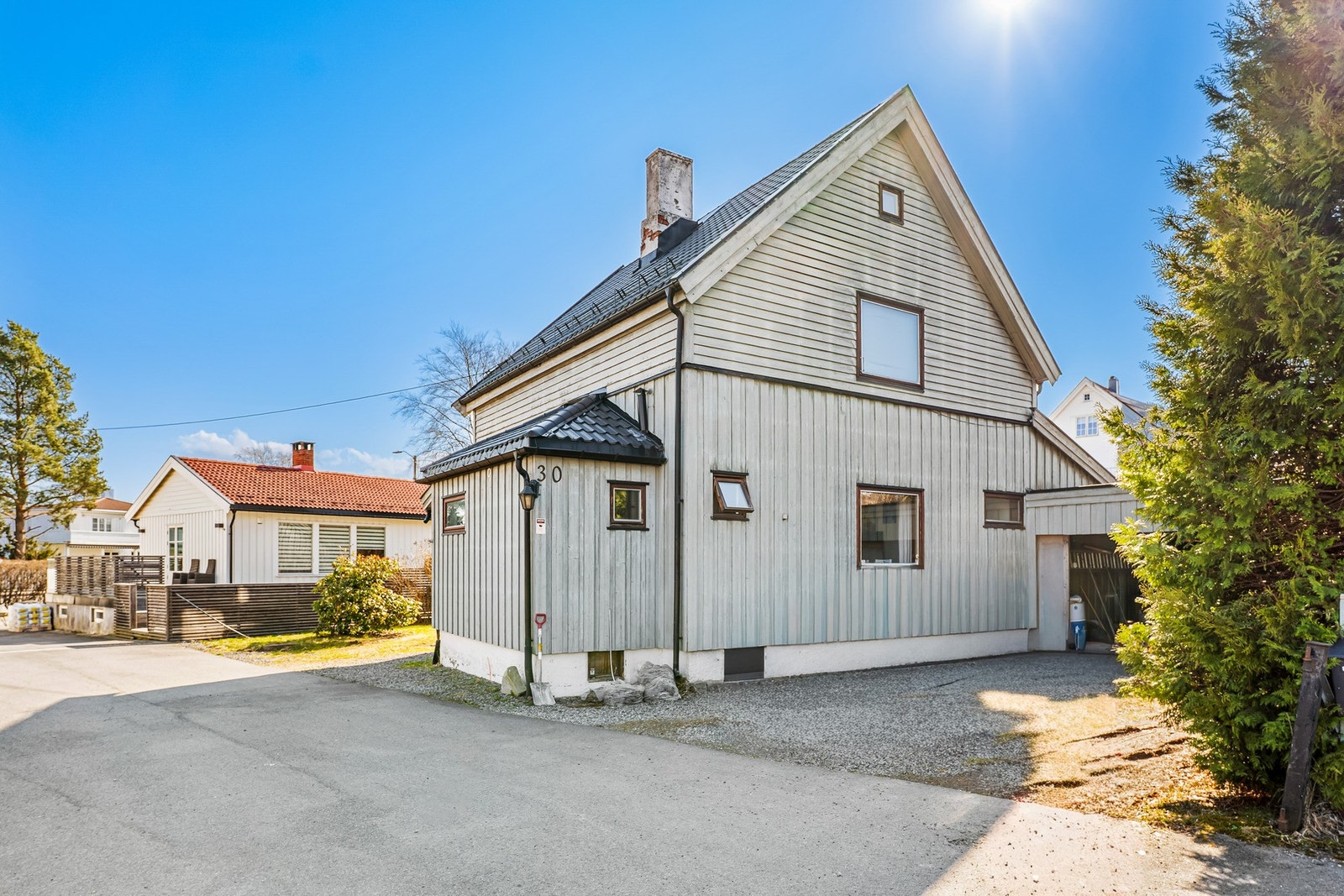 Stor horisontaldelt hel tomannsbolig på Jar i Bærum kommune, med solrik tomt og mye potensiale! Galleribilde