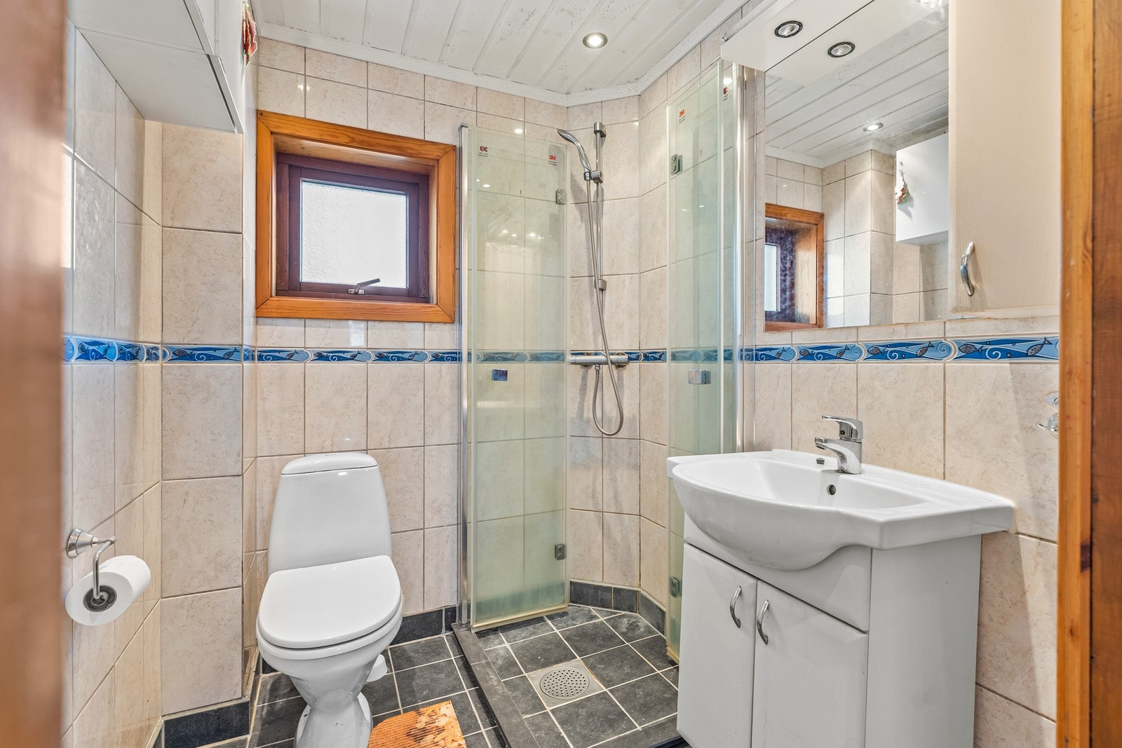 Boenhet 1: Eldre flislagt bad i 1. etasje. Badet har TG3 og bør moderniseres. Galleribilde