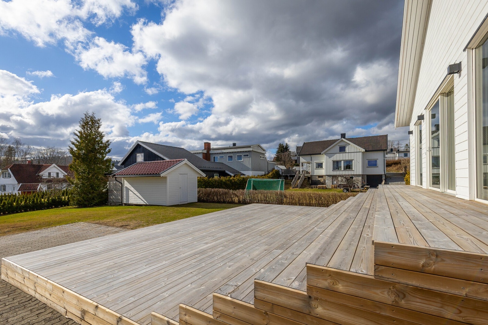 Stor og opparbeidet tomt med platting og gode muligheter for uteopphold. Galleribilde
