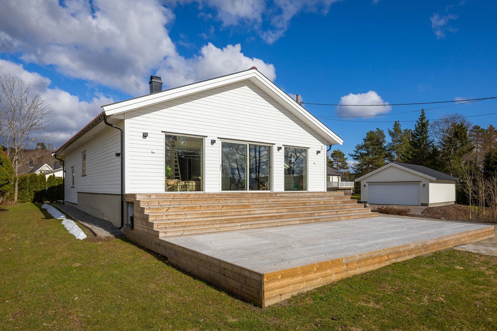 Solrik tomt med god boltreplass. Galleribilde