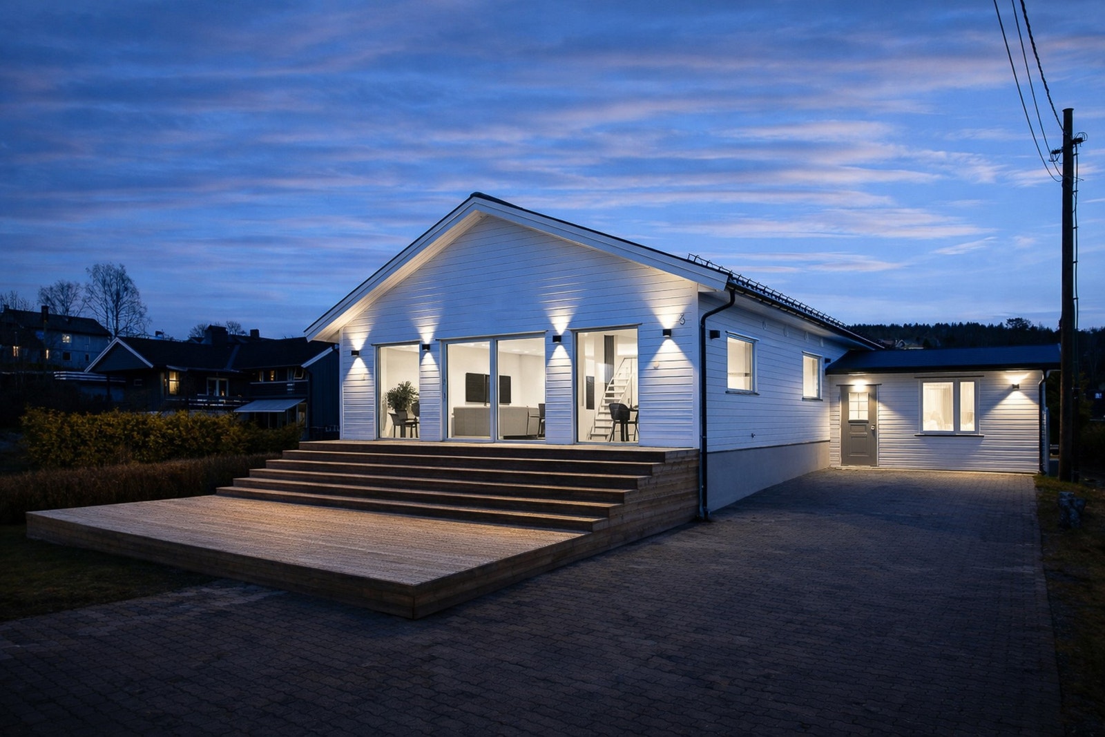 Stilren og moderne enebolig - vakkert belyst og presentert i stemningsfull kveldssol. Galleribilde
