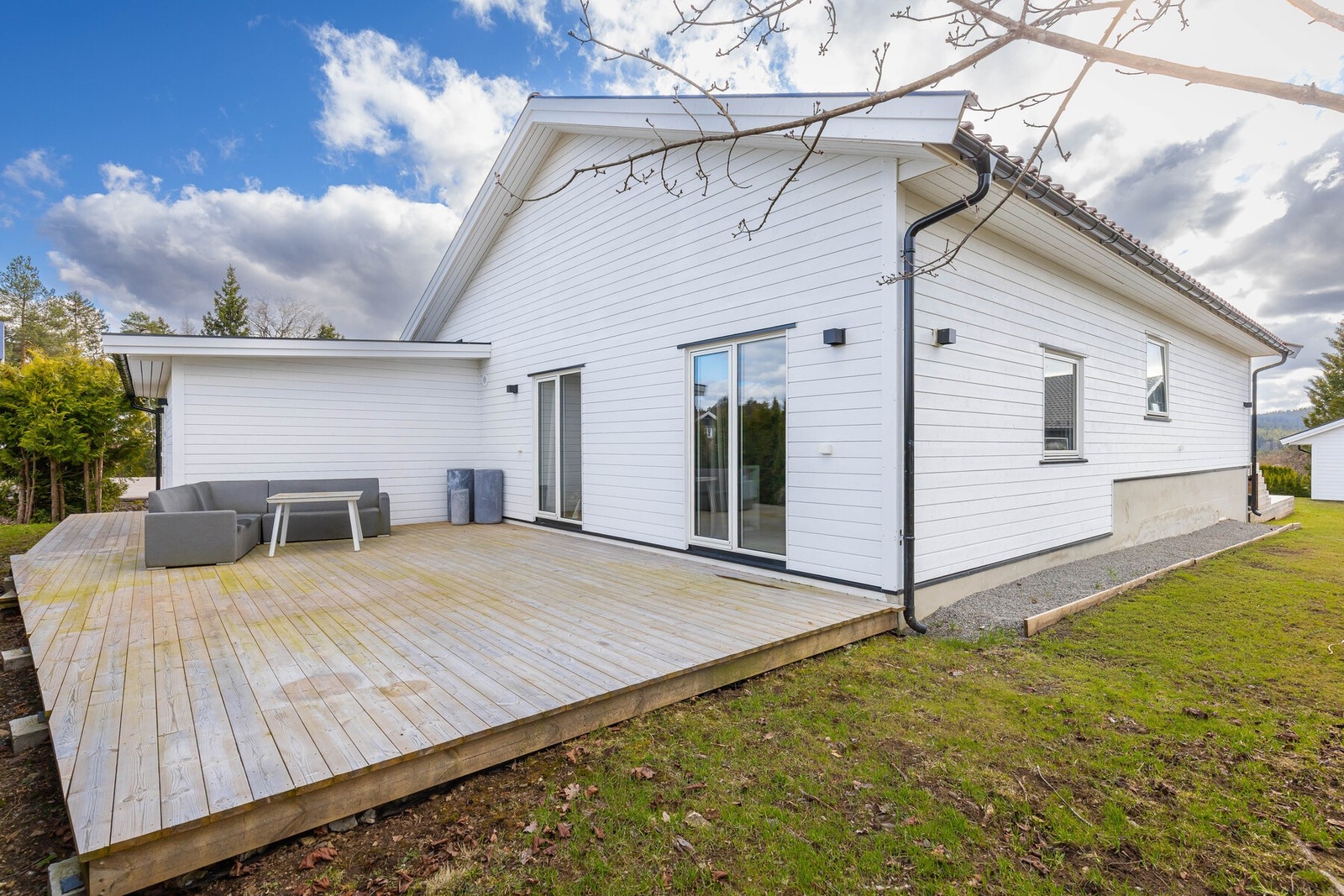 Stilren og innholdsrik enebolig med gjennomført arkitektur og moderne uttrykk. Galleribilde
