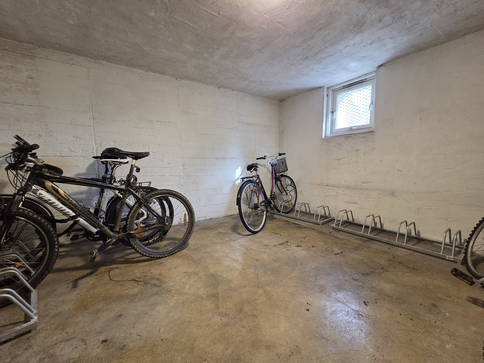Felles sykkelparkering i kjelleren Galleribilde