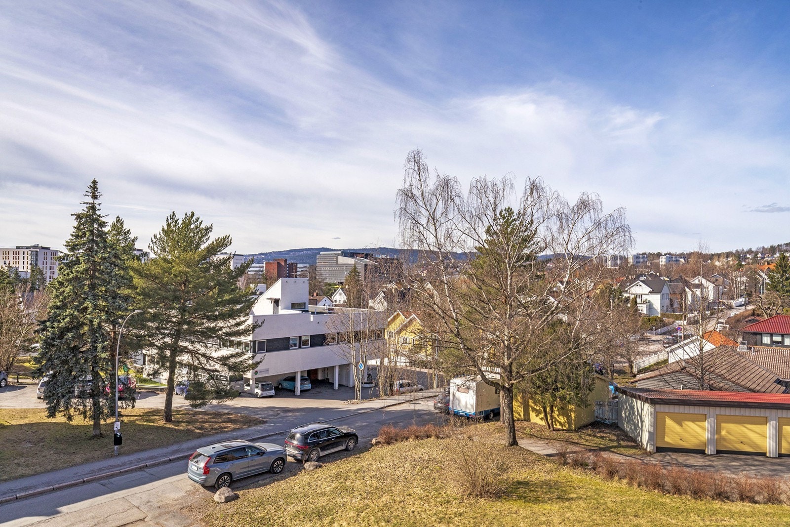 Fra leiligheten er det kort vei å gå til buss, trikk og t-banestasjon på Storo, og til Grefsen togstasjon hvor det går tog til Jernbanetorget på ca. 8 min. Galleribilde