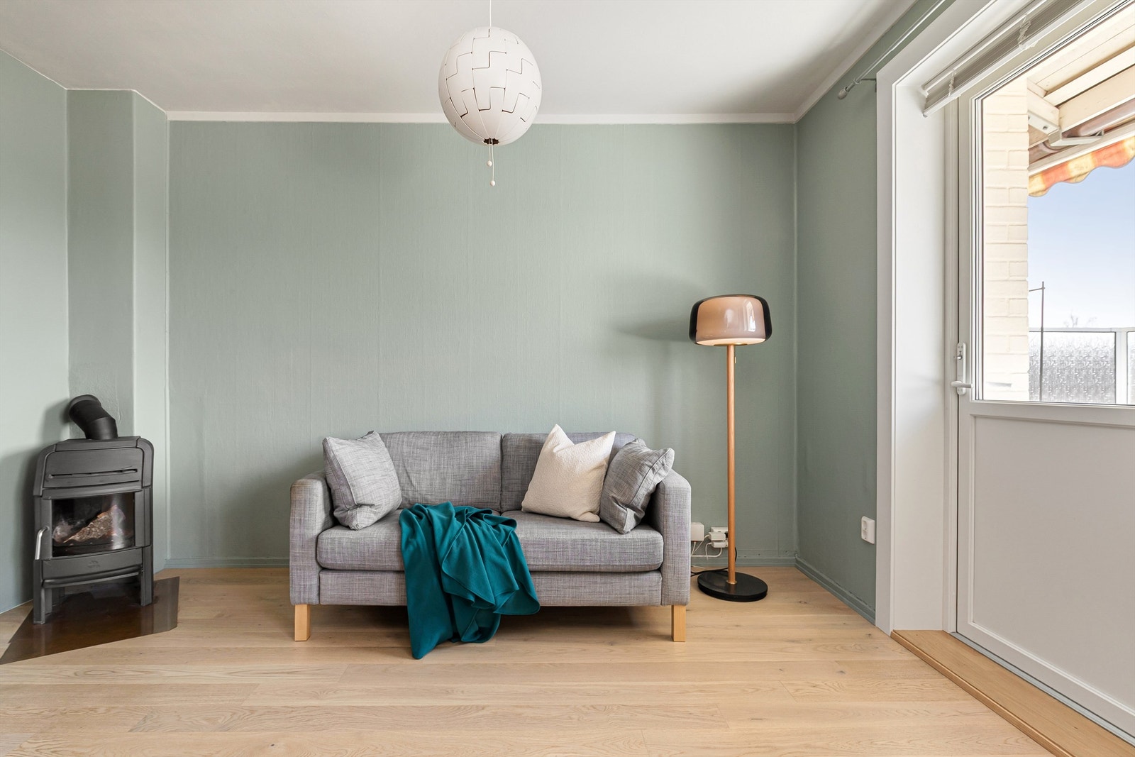 Stuen har en god planløsning med plass til både en sofa med tilhørende mediemøblement og spisebord. Persienner er montert på stuevinduene Galleribilde