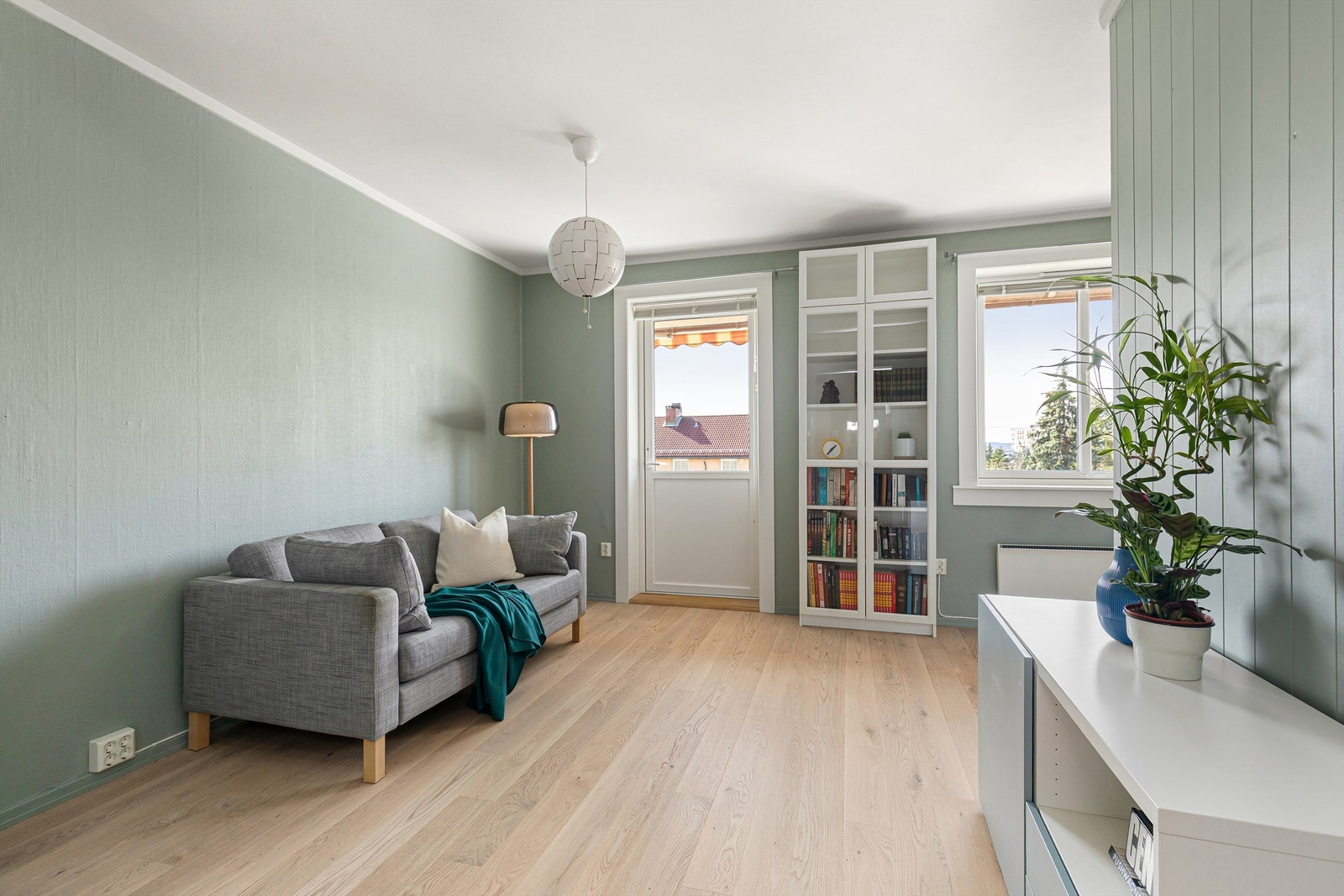 Utgang til balkongen fra stuen Galleribilde