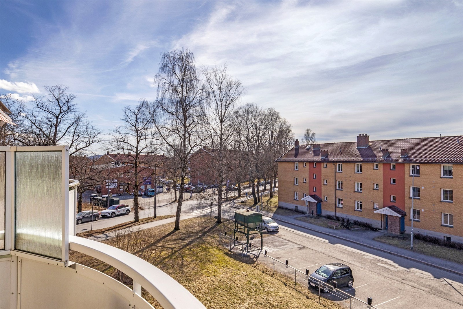 Utsyn fra balkongen. Her ser du bl.a. ned til Rema 1000 som ligger rett ved Galleribilde