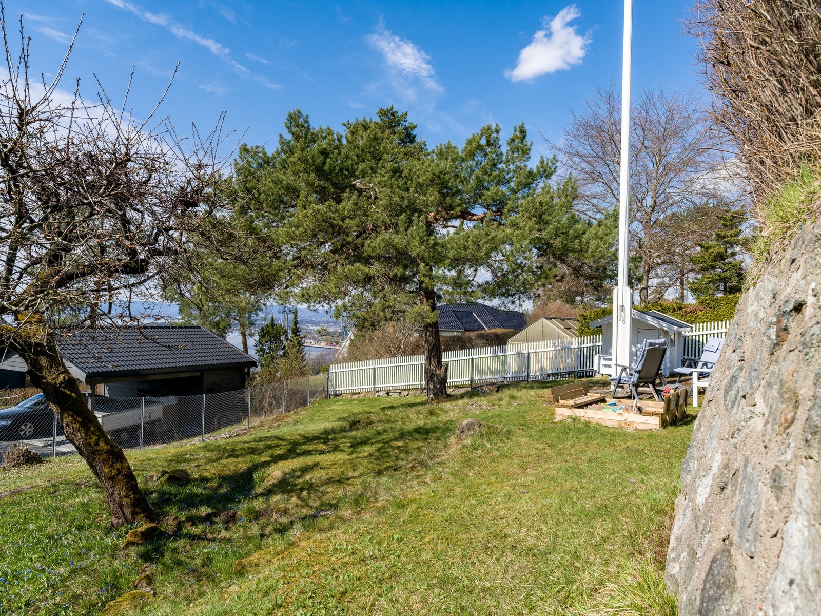 Svært idyllisk uteområde med egen hagedel. Galleribilde