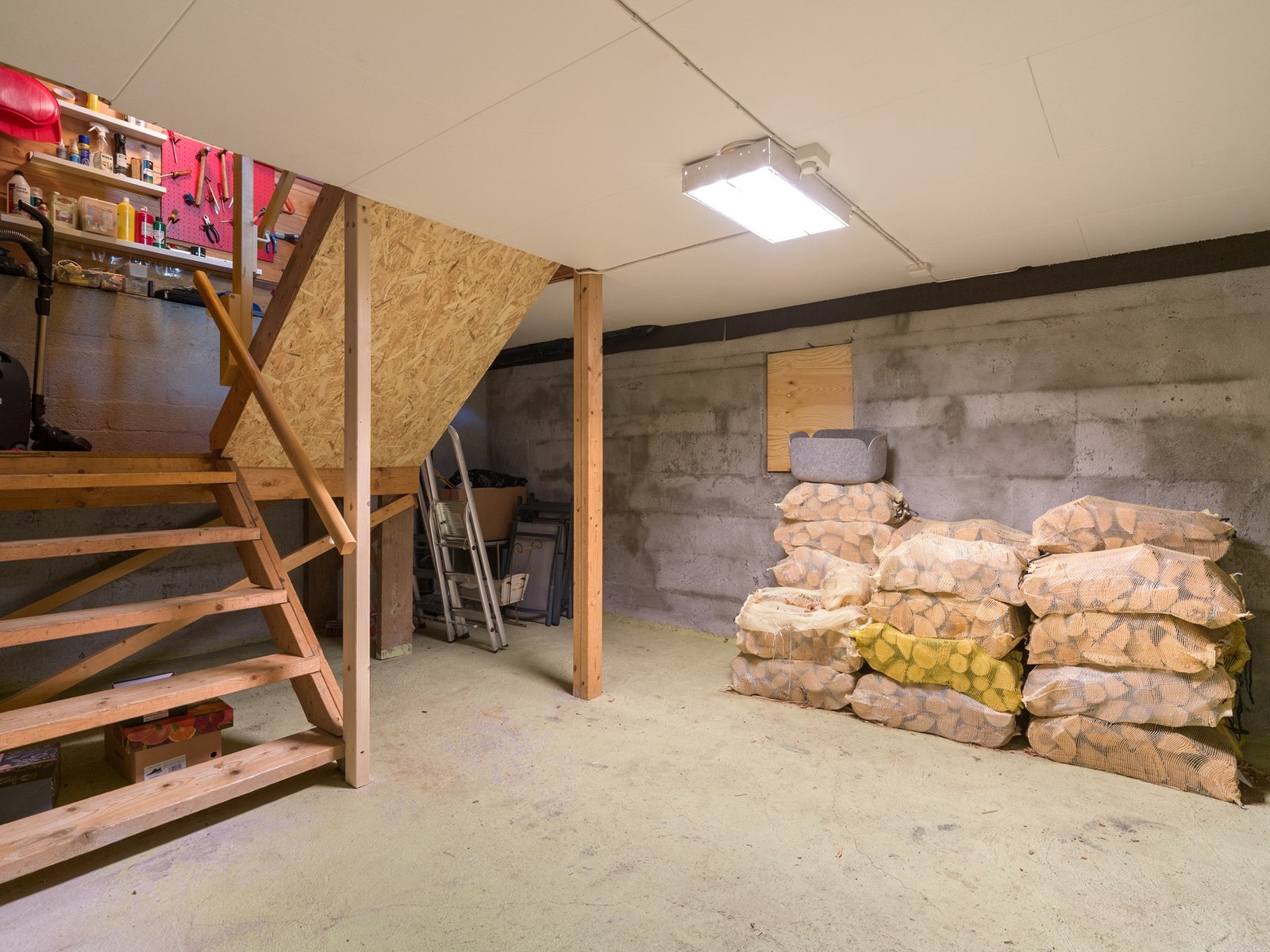 Kjeller. Det er trapp opp til gang/entré i 1. etasje. Galleribilde