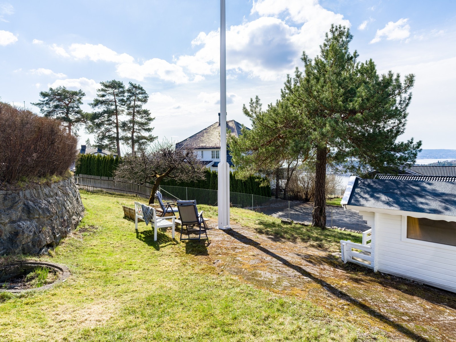 Svært idyllisk uteområde med egen hagedel. Galleribilde