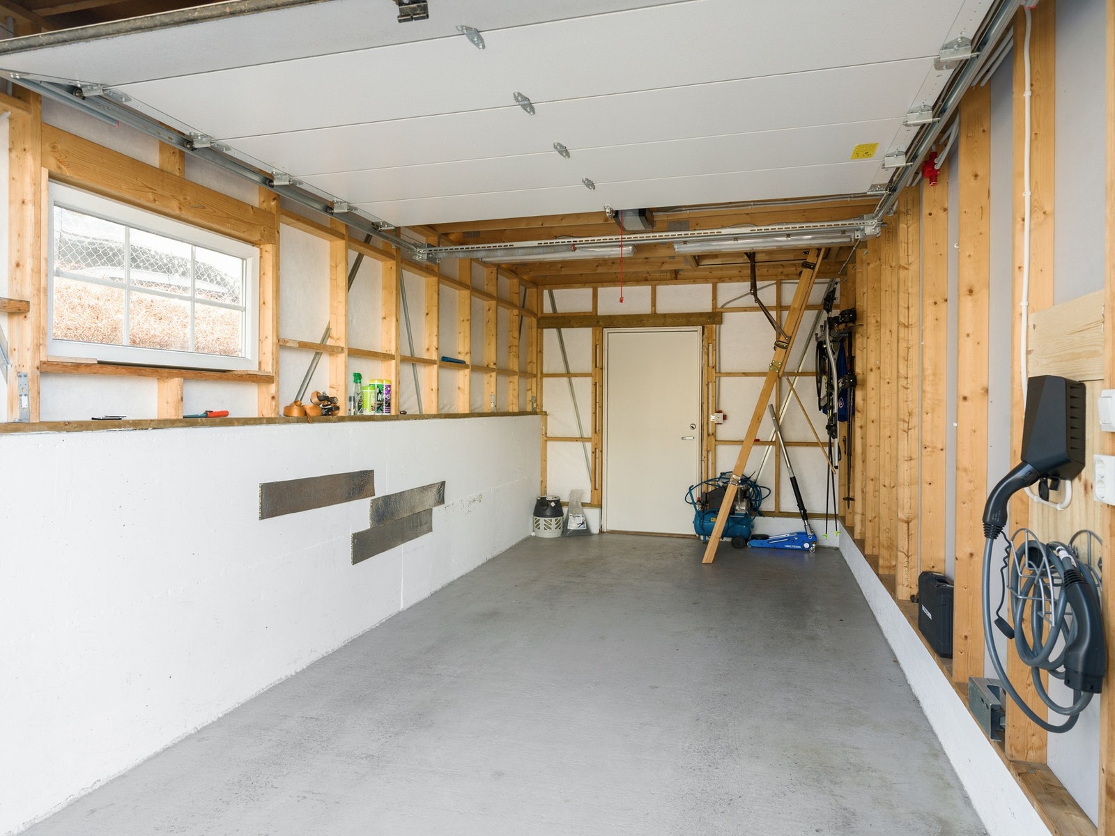 1/2-part av dobbelgarasje med lagringshems. Galleribilde