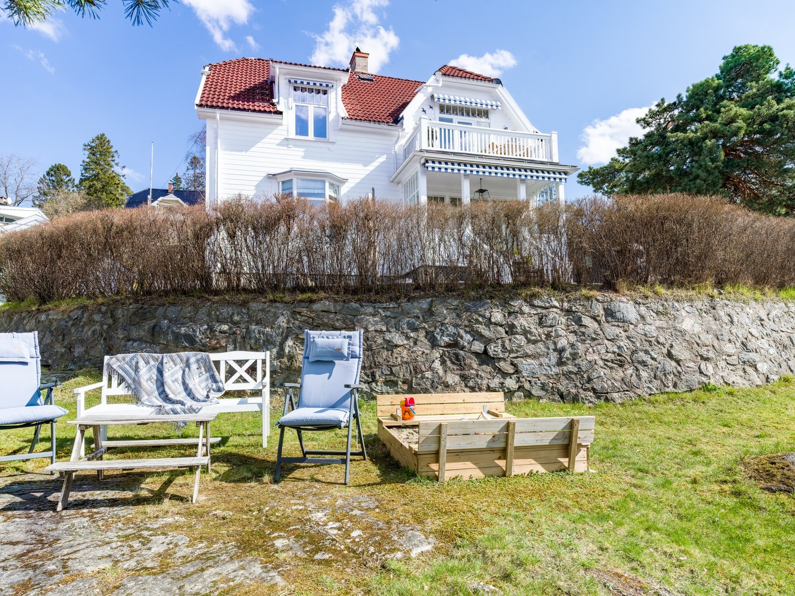 Svært idyllisk uteområde med egen hagedel. Galleribilde
