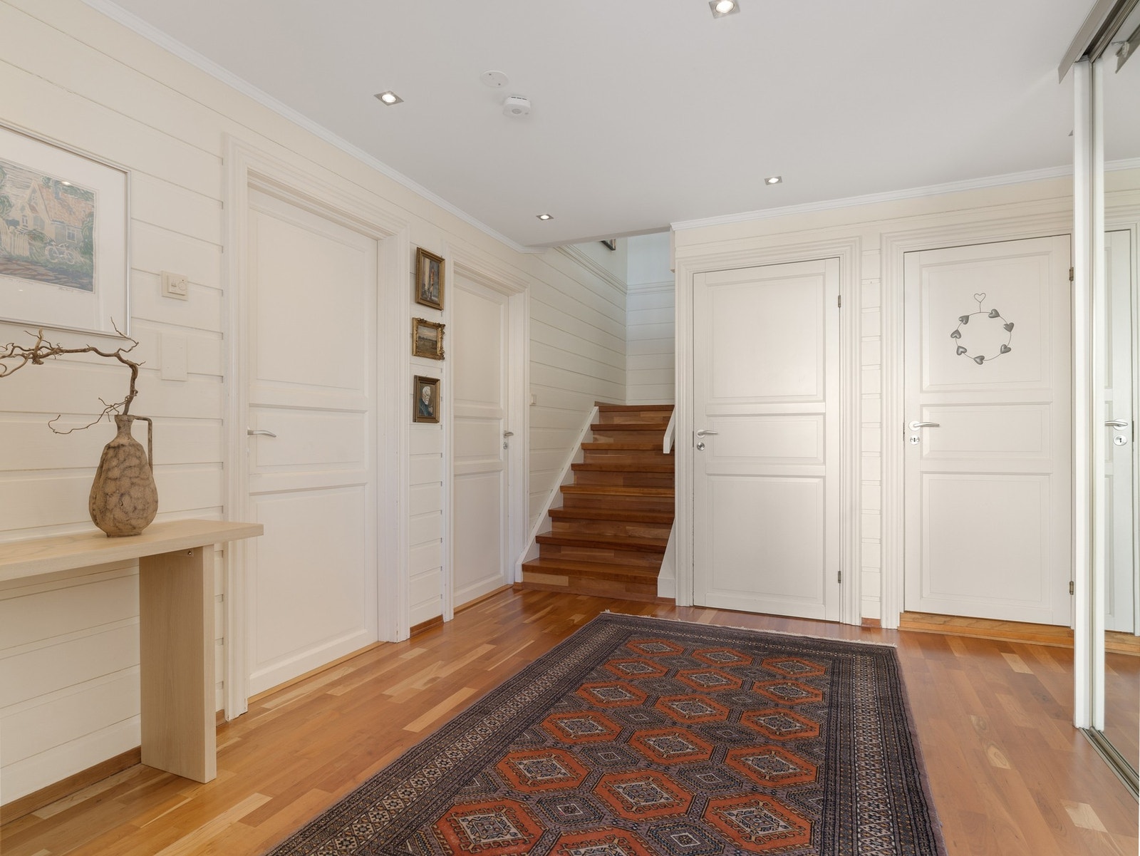 Entré/gang (1. etasje). Praktisk med stor garderobe og adkomst til bad/wc, vaskerom og kjeller med lagringsplass. Galleribilde
