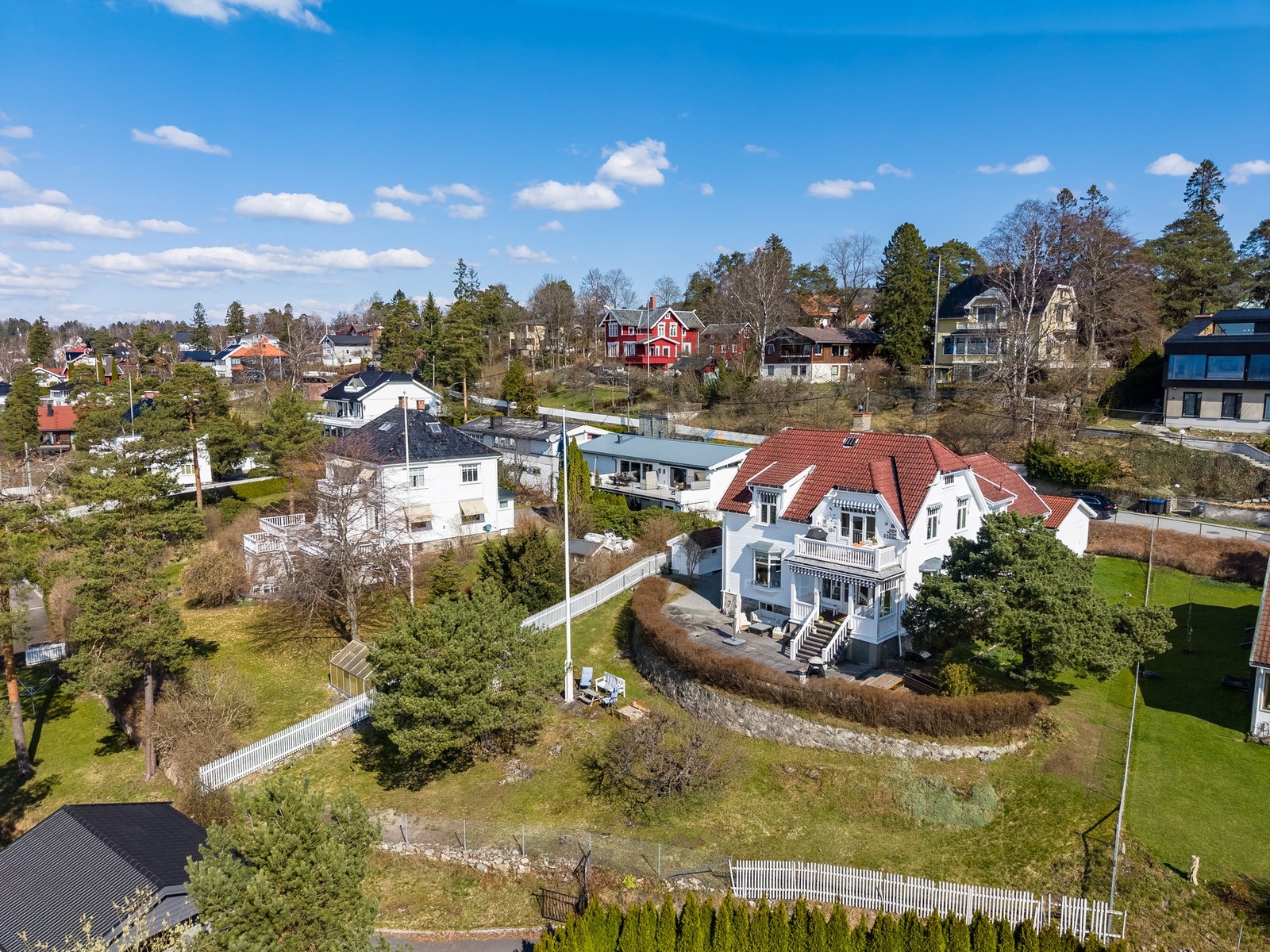 Den største delen av boligen ligger i hele byggets toppetasje (136 m²), i tillegg er det 40 m² i 1. etasje og 38 m² i kjeller (totalt 214 m² BRA-i). Galleribilde