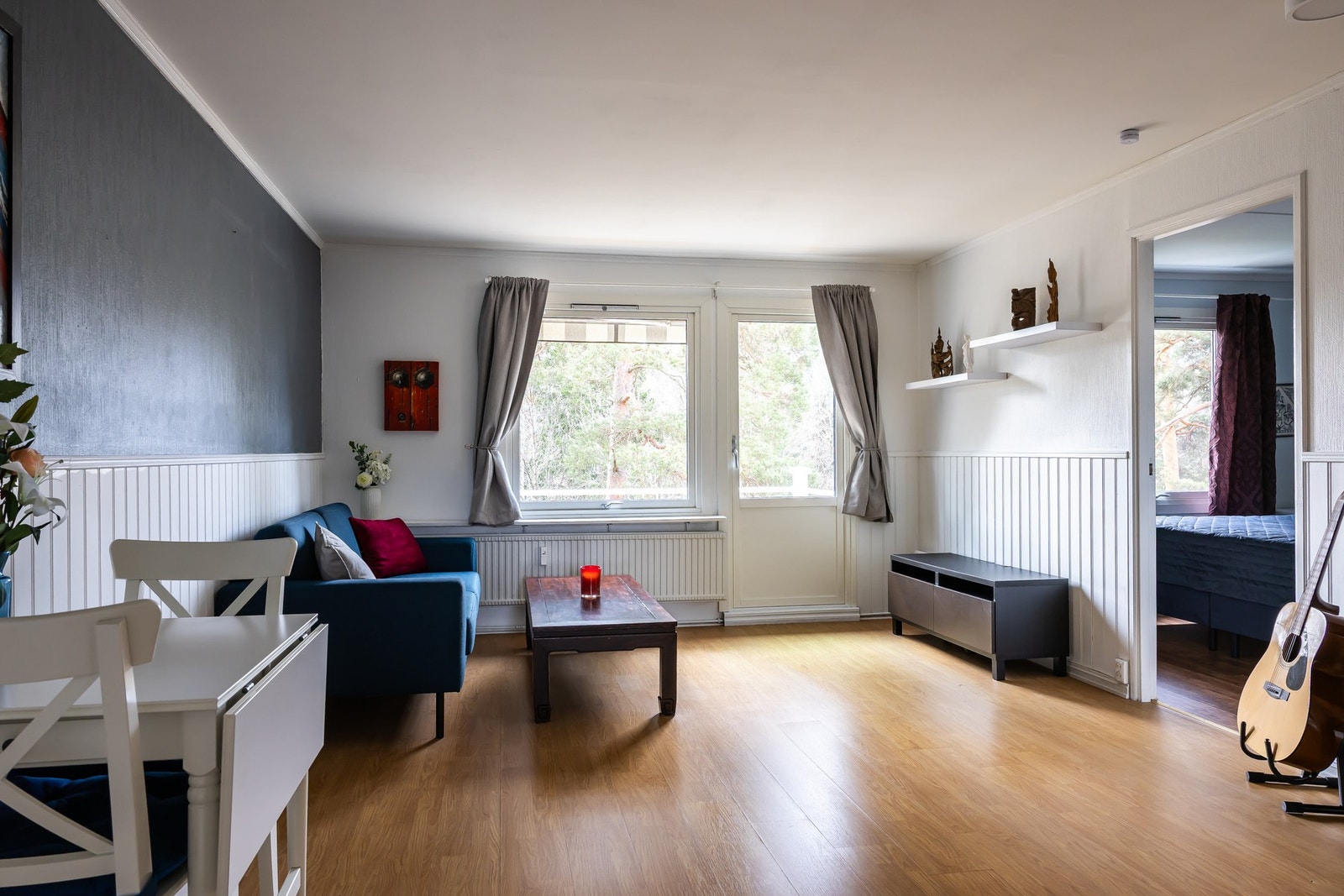 Store vindusflater slipper inn rikelig med dagslys og skaper en luftig og behagelig atmosfære. Galleribilde