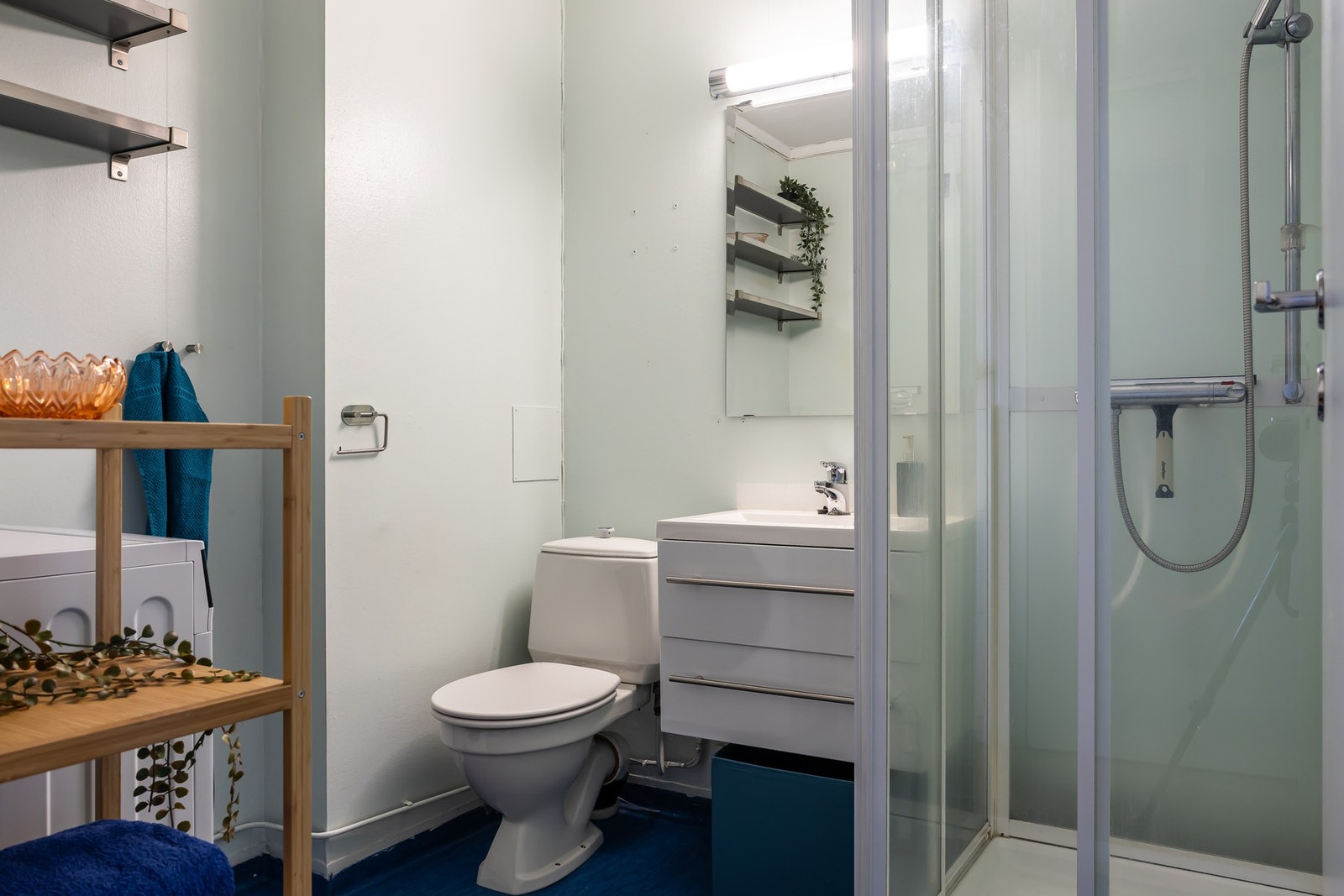 Badet er funksjonelt innredet med dusjkabinett, servant med underskap og toalett. Galleribilde