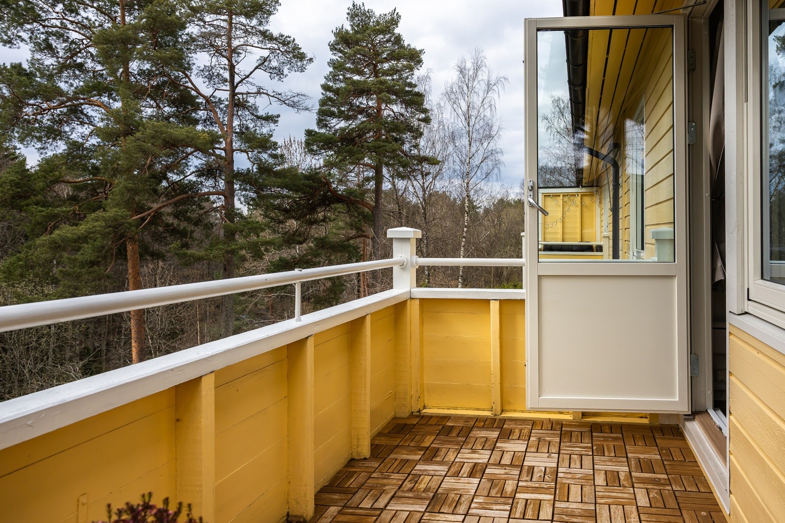 Balkongen har utsyn mot rolige og grønne omgivelser, og gir et fint uterom i sommerhalvåret. Galleribilde
