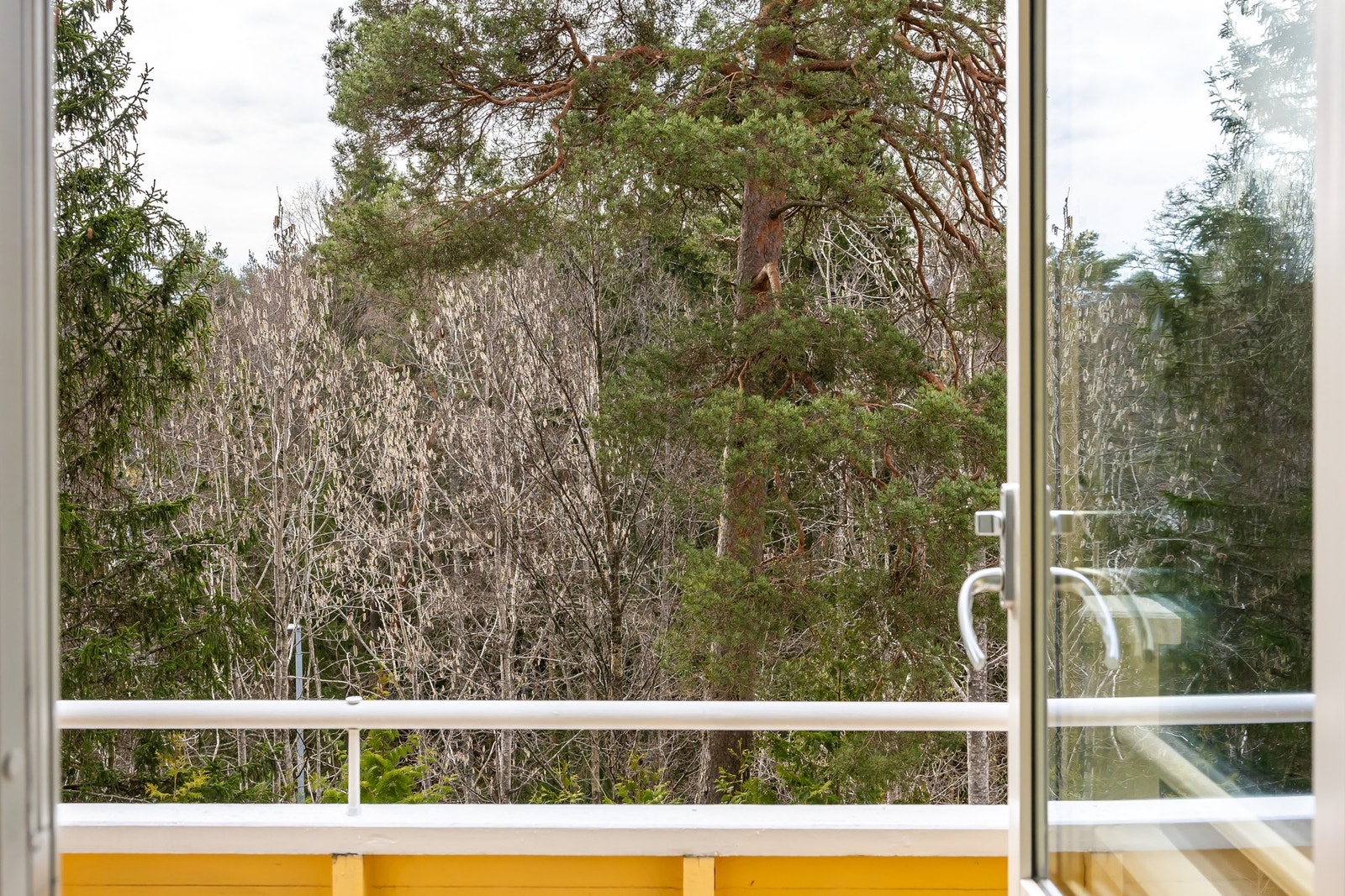 Fra stuen er det utgang til en hyggelig balkong, som fungerer som en fin forlengelse av oppholdsrommet i sommerhalvåret. Galleribilde