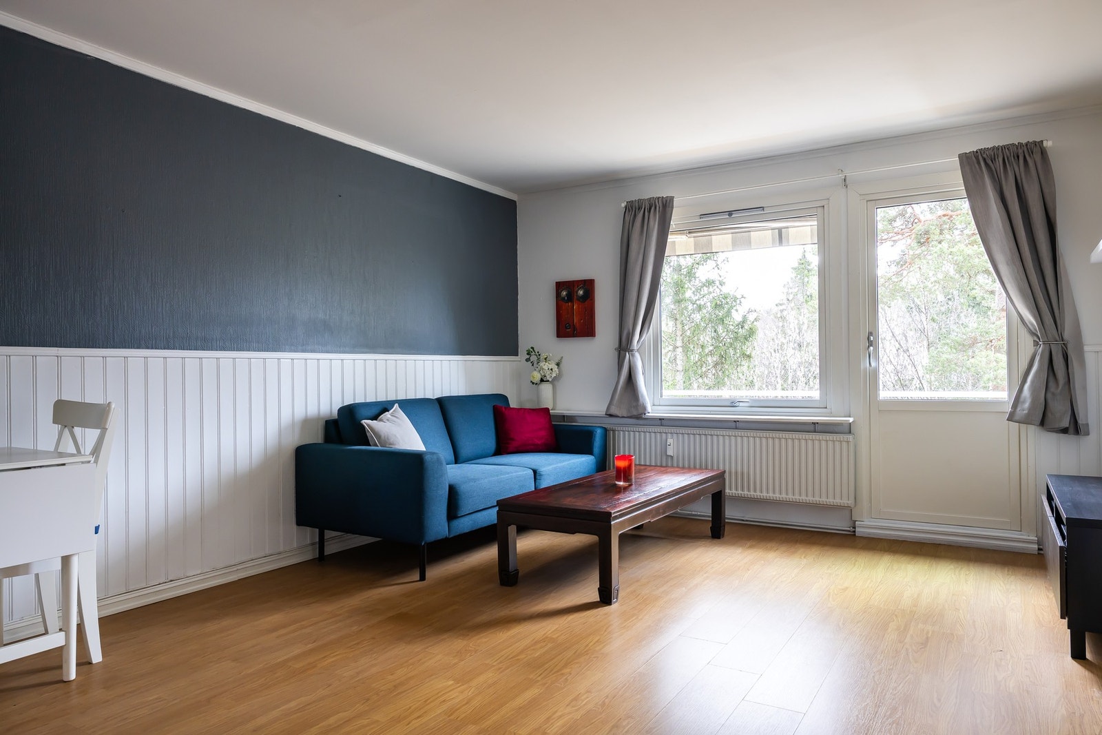 Detter en lys og hyggelig 2-roms leilighet med gjennomgående planløsning i 2.etg. Galleribilde