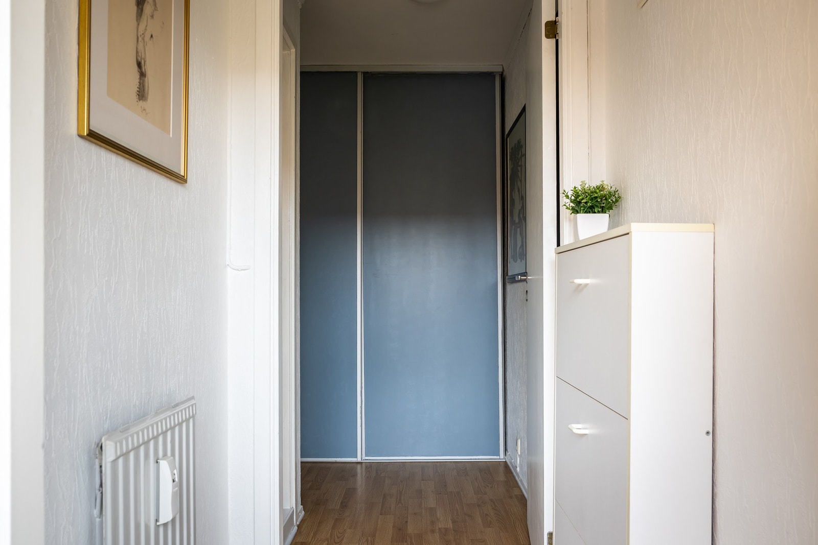 Entréen gir adkomst videre til gang, bad og bod, og danner et ryddig og funksjonelt inngangsparti til boligen. Galleribilde