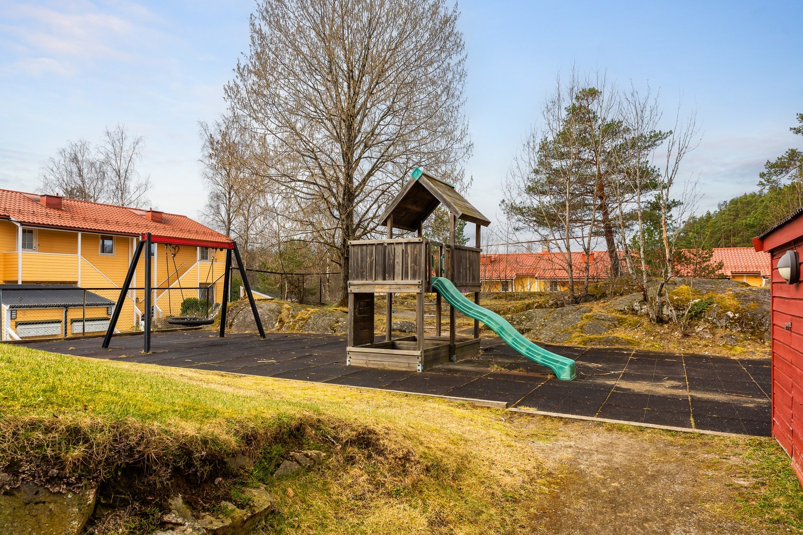 Lekeplass, sittergupper og dine uteområder i borettslaget. Galleribilde