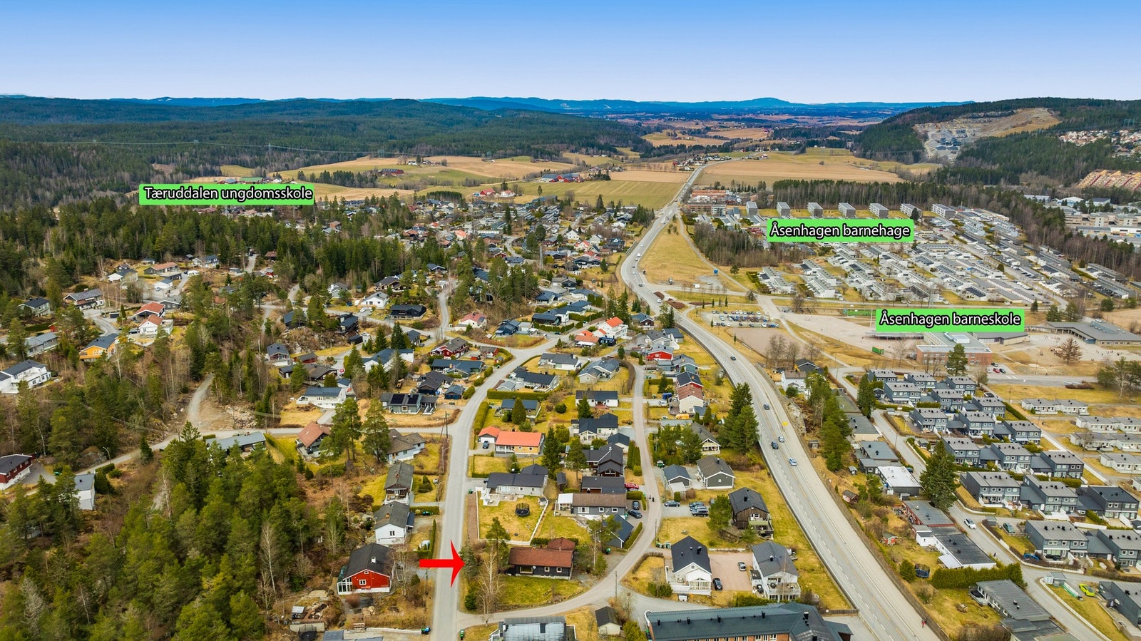 Dronebilde 2 som viser nærområdet. Fra eiendommen er det gangavstand til barnehage, samt barne- og ungdomsskole. Galleribilde