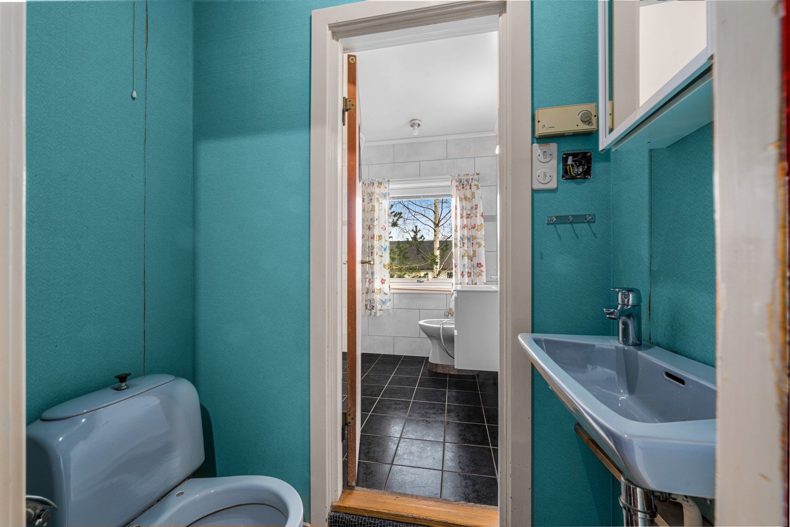 Separat toalettrom i tilknytning til badet Galleribilde