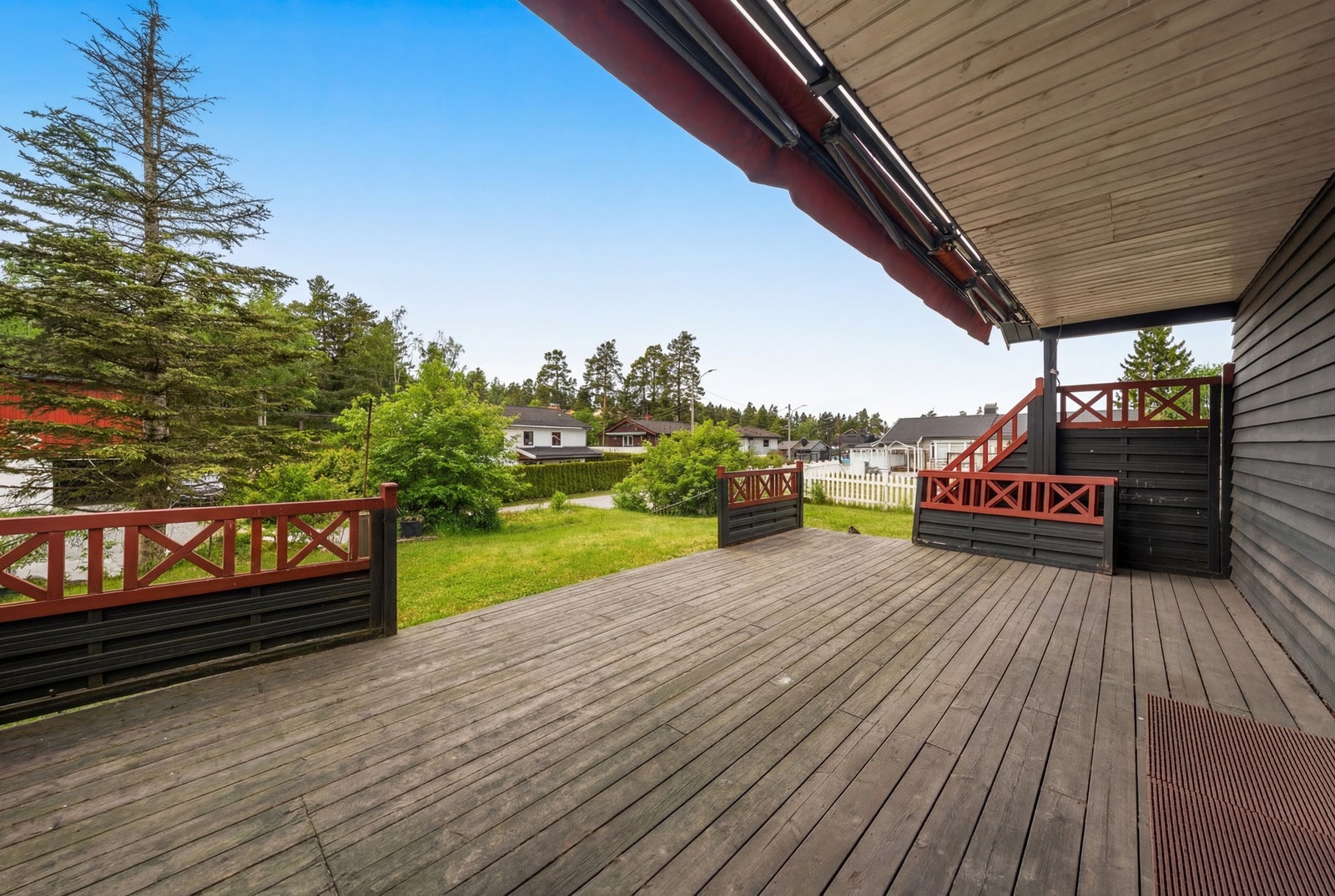 Fra stuen er det utgang til en stor, dels overbygget terrasse på ca 29 kvm. Galleribilde