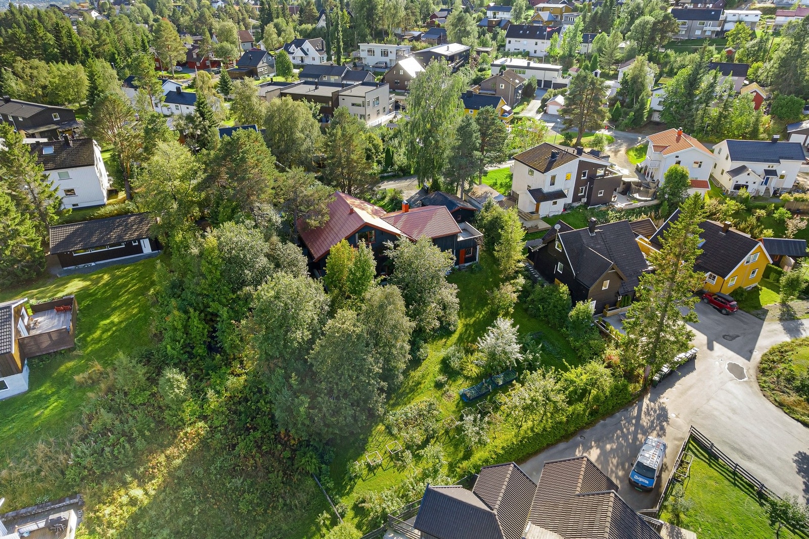 I Vinkelstien bor du i et veletablert og barnevennlig nabolag i kanten av Bymarka, med nærhet til lekeplass, barnehage, treningssenter og trikkeholdeplass. Trikken bruker ca. 15 min til sentrum. Galleribilde