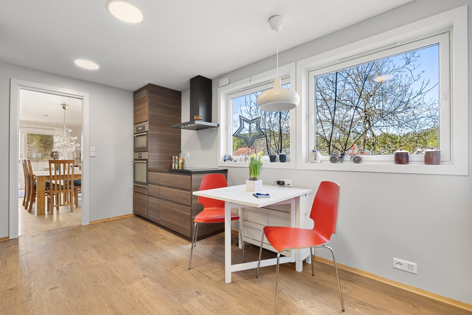 Det er god plass til spisebord på kjøkkenet. Galleribilde