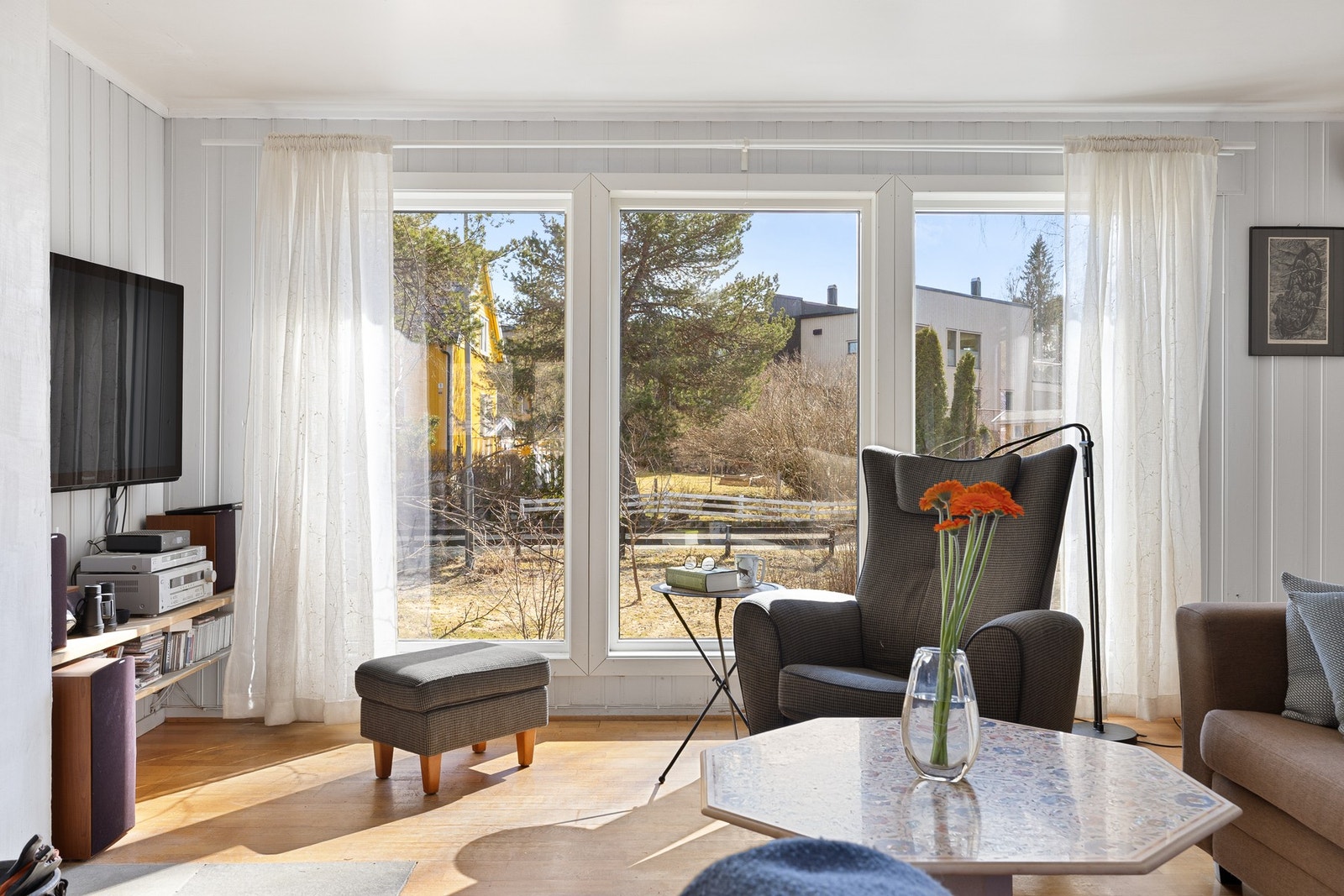 Lys og romslig stue med flere møbleringsmuligheter og vedfyring. Galleribilde