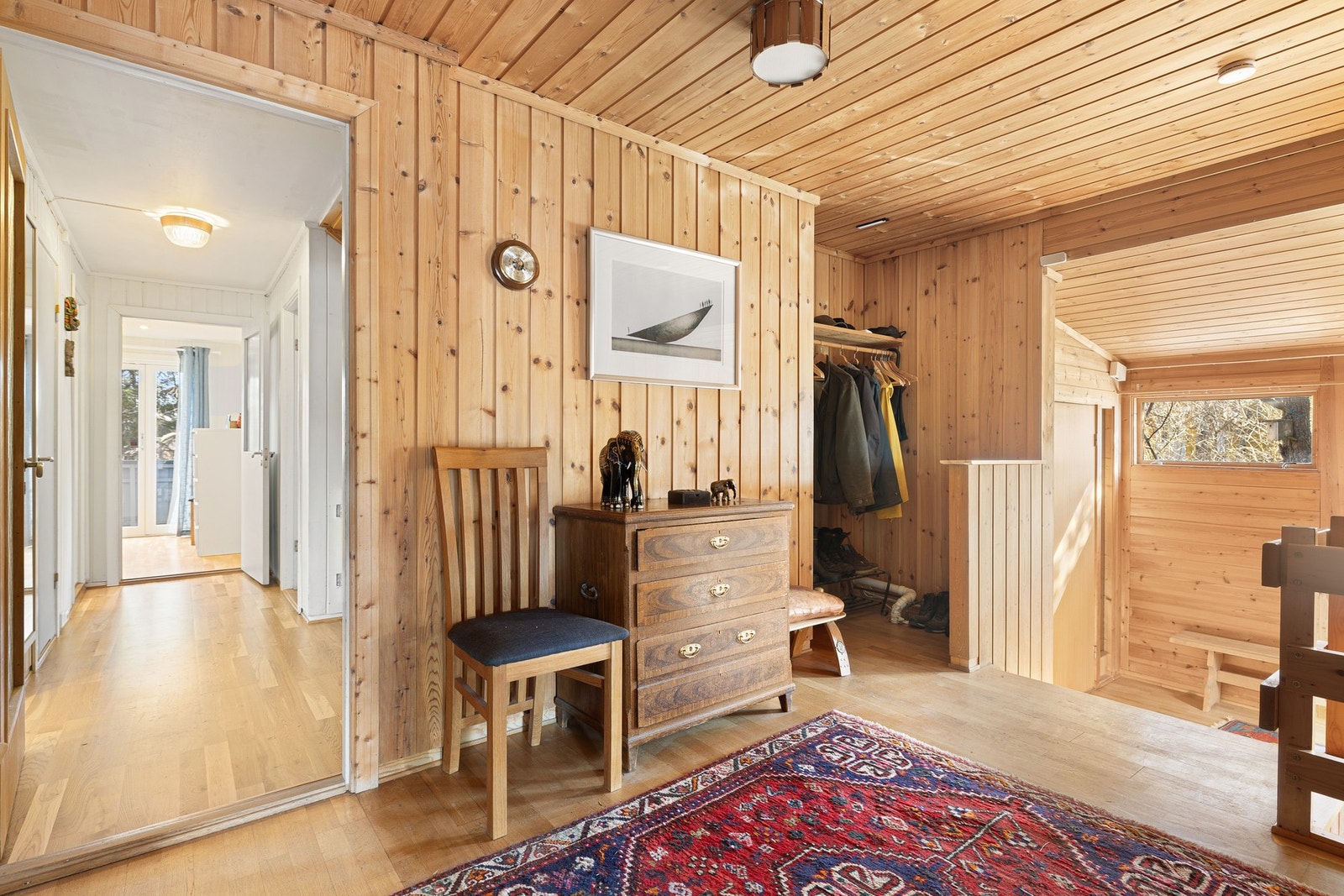 Romslig hall. Galleribilde