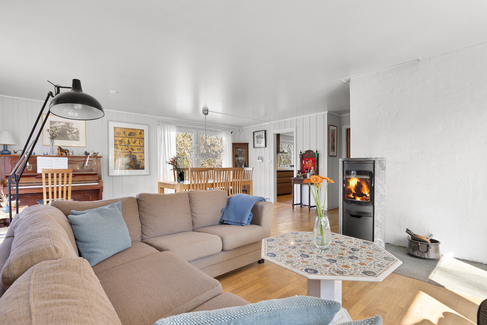 Det er god plass til en stor sofaseksjon, et langt spisebord og annet ønsket møblement. Galleribilde