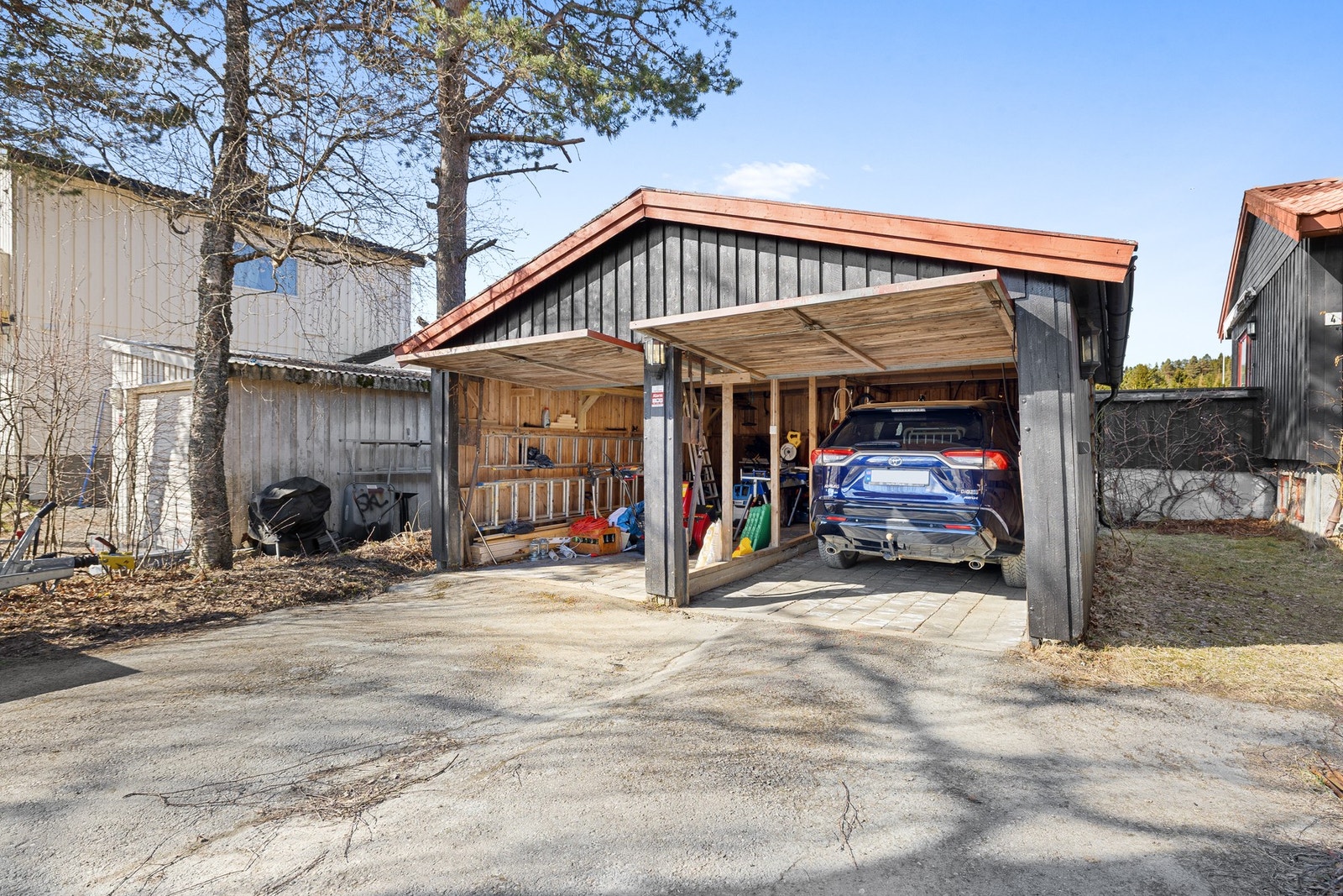 Parkering i dobbelgarasje med oppstillingsplasser foran. Galleribilde